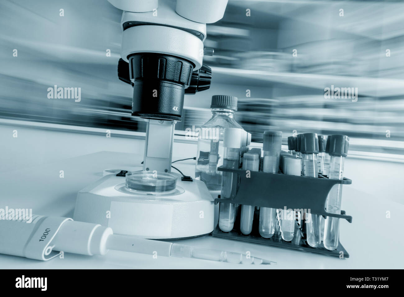 Microscope de laboratoire avec arrière-plan flou Banque D'Images