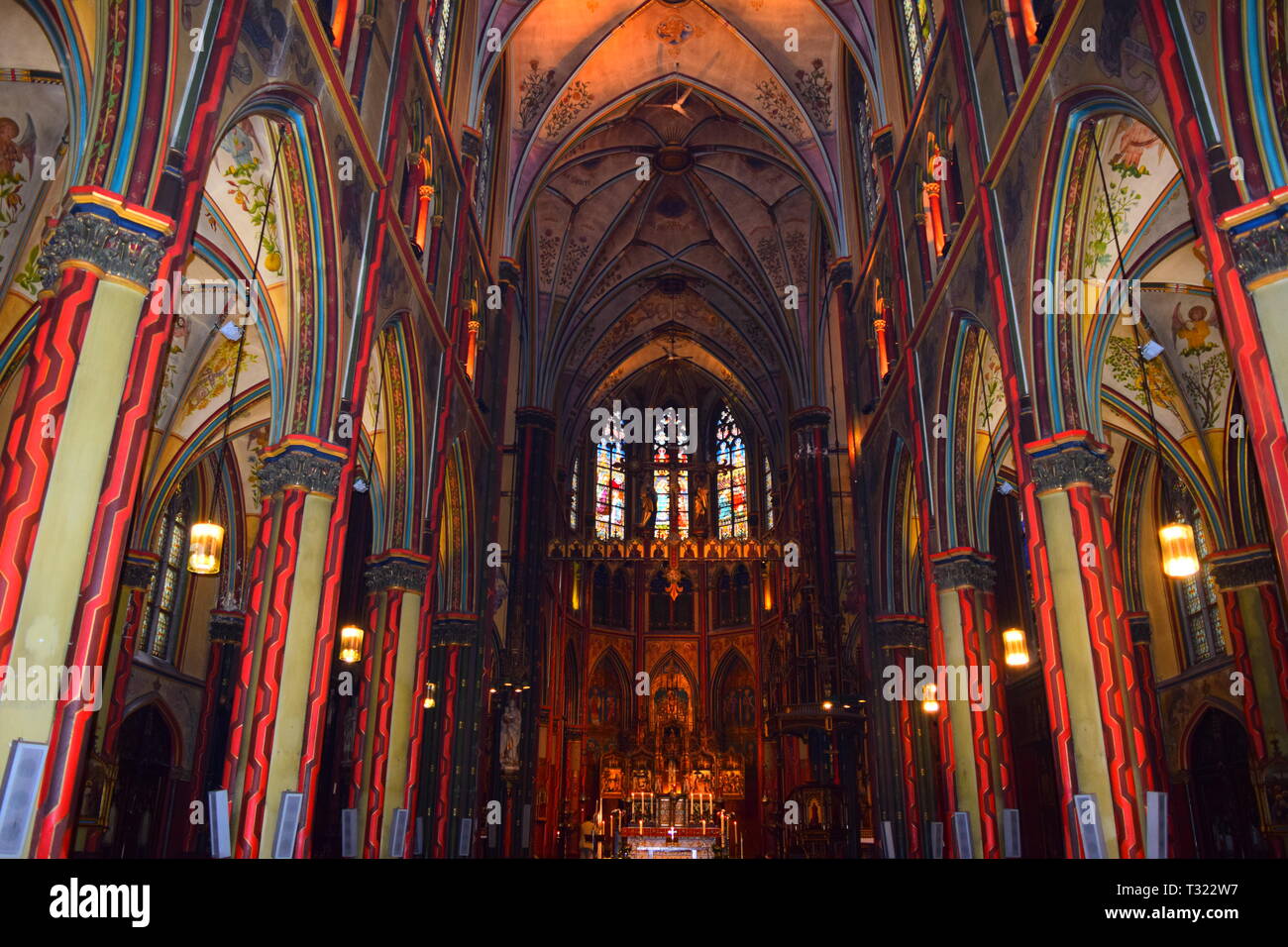 Amsterdam - intérieur coloré de la st.franciscus église xaverius. Banque D'Images