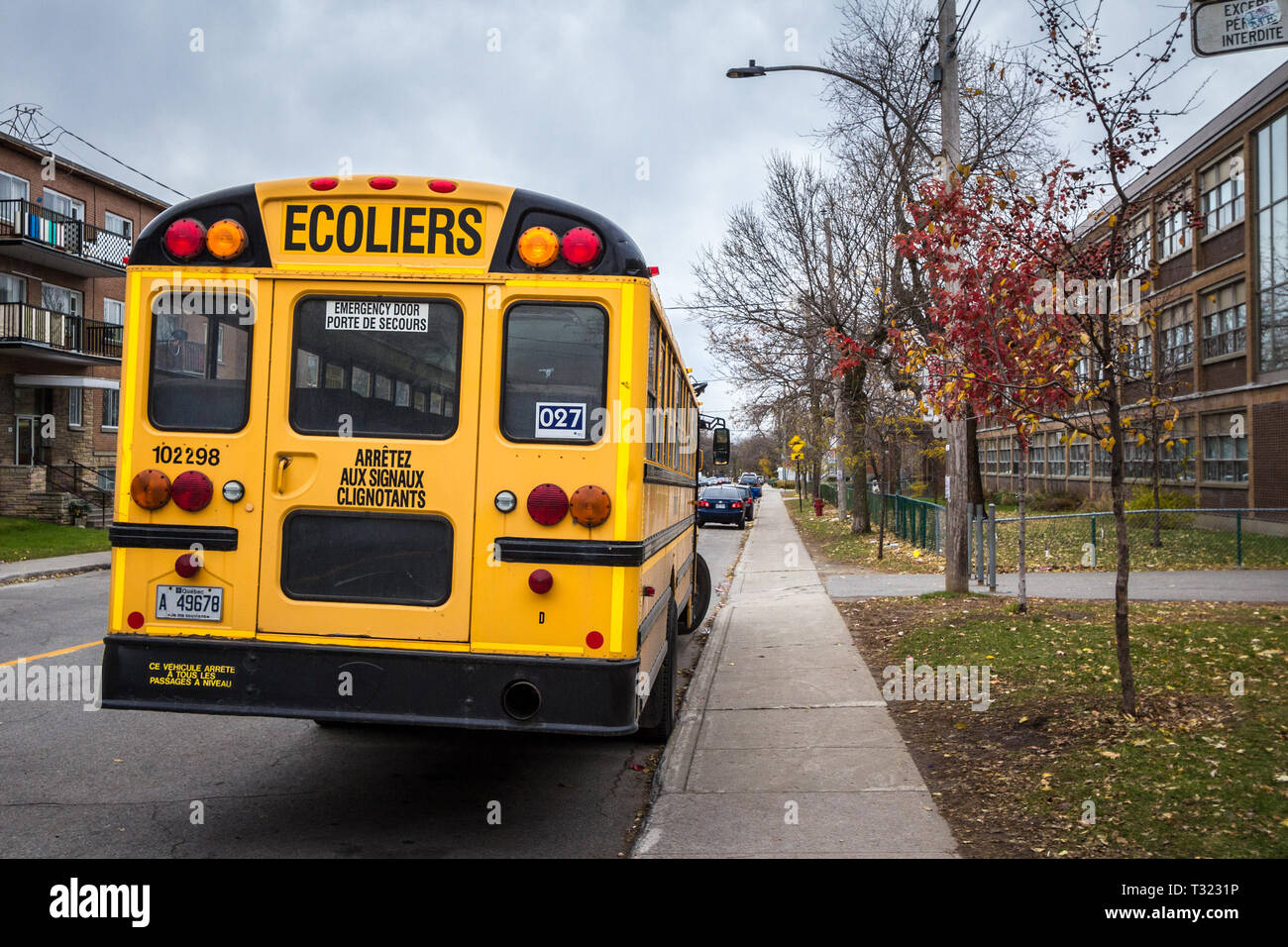 Montréal, Canada - le 9 novembre 2018 : North American School Bus jaune garée dans une rue, l'attente pour les étudiants avec des voitures en passant par des informations i Banque D'Images