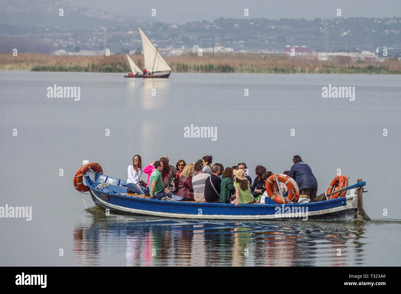 Gens, bateau de voyage sur le lac dans le Parc naturel d'Albufera, Albufera Valence Espagne tourisme Europe Banque D'Images