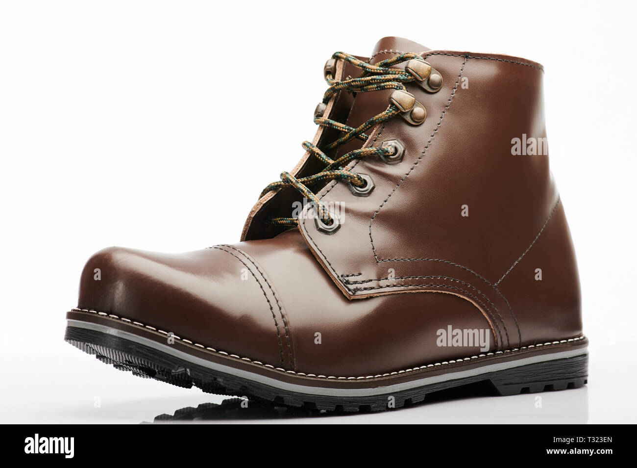 Une chaussure en cuir marron foncé isolé sur fond blanc Banque D'Images