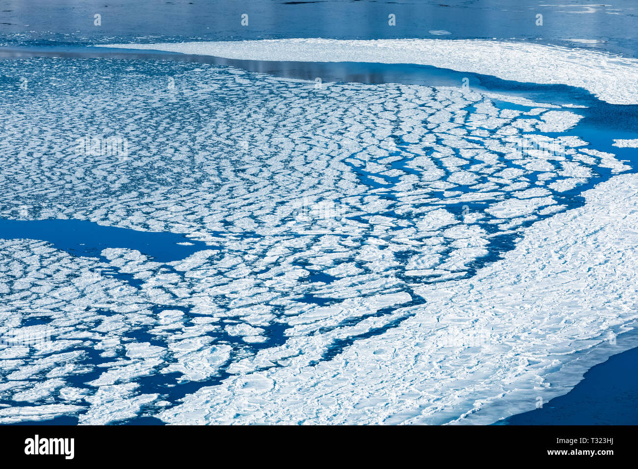 Les modèles de glace en hiver le long du paysage spectaculaire fjord Ísafjarðardjúp près de Ísafjörður dans la région des Westfjords, Islande Banque D'Images