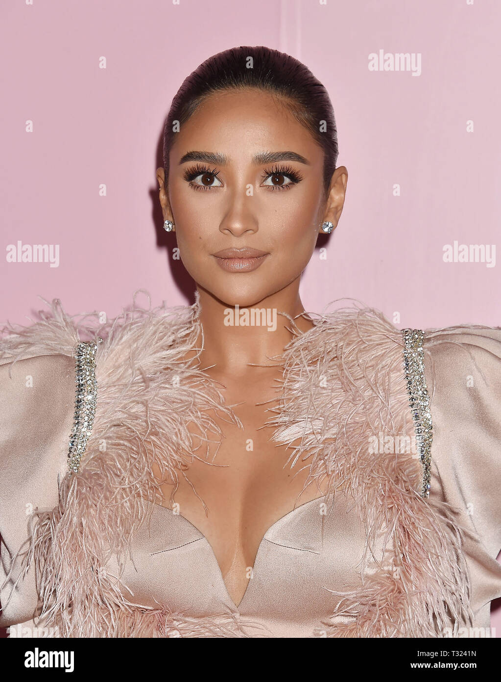 HOLLYWOOD, CA - le 04 avril : Shay Mitchell s'occupe du lancement de la Collection Patrick Ta Beauté à Goya Studios sur Avril 04, 2019 à Los Angeles, Californie. Banque D'Images