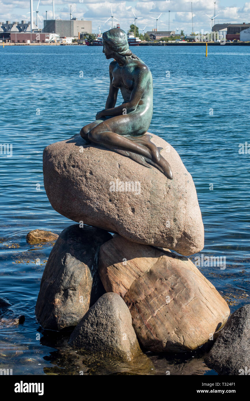 Edvard Eriksen's statue en bronze de Hans Christian Anderson's 'Petite Sirène' assis sur un rocher au bord de l'eau.à Langelinie à Copenhague. Banque D'Images