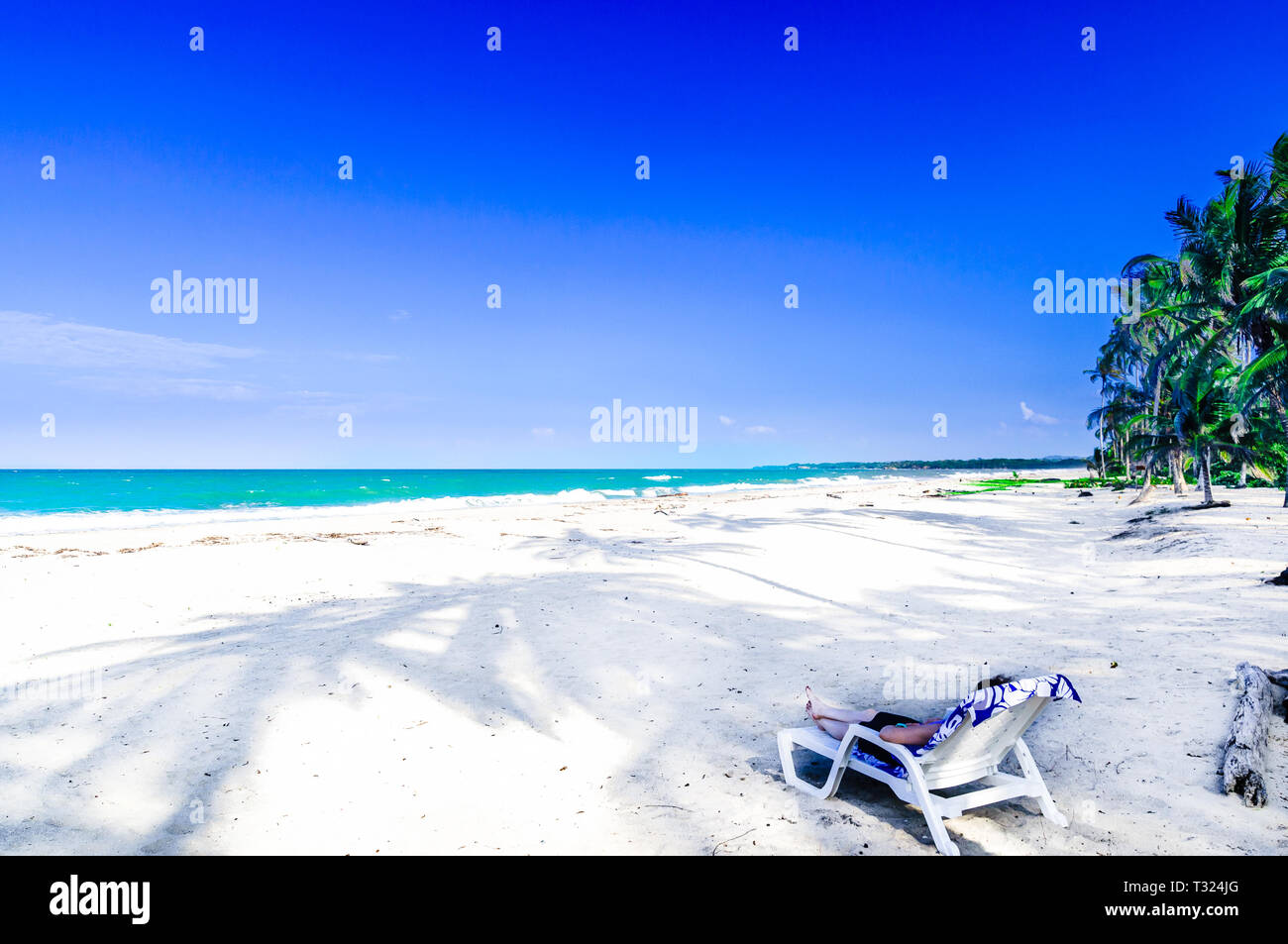 Vue sur woman relaxing on Caribbean tropical beach par Palomino en Colombie Banque D'Images