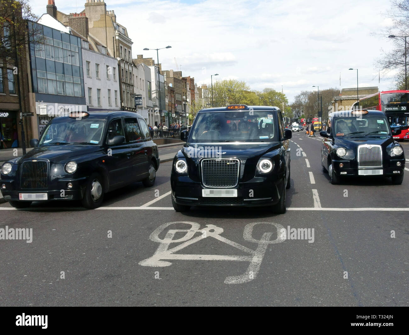London taxi électrique TX par London Electric Vehicle Company (LEVC) flanquée de deux taxis diesel les plus anciens Banque D'Images London taxi électrique TX par London Electric Vehicle Company (LEVC) flanquée de deux taxis diesel les plus anciens Banque D'Images