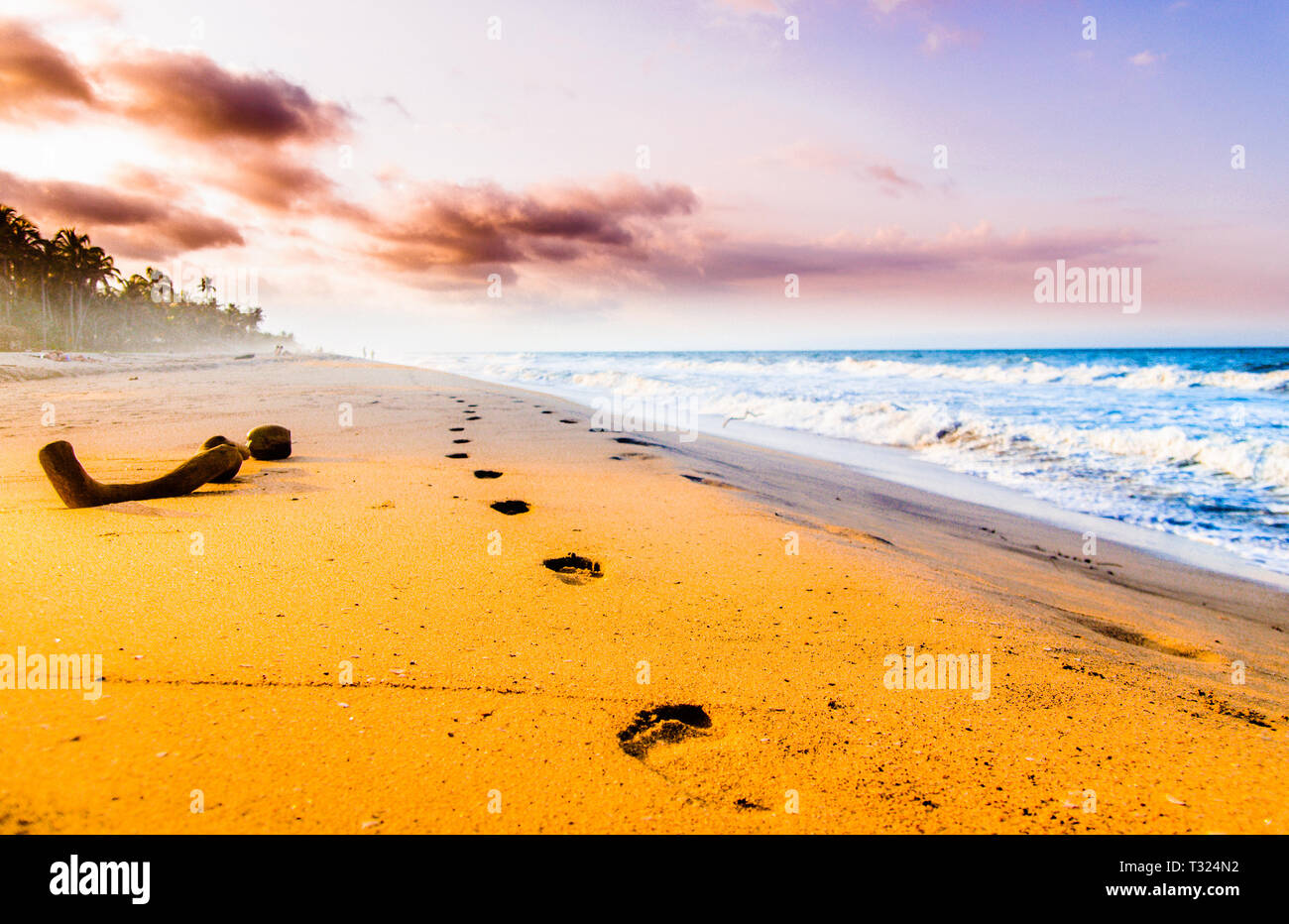 Vue sur le coucher du soleil et sur la Foodsteps beach par Tayrona en Colombie Banque D'Images