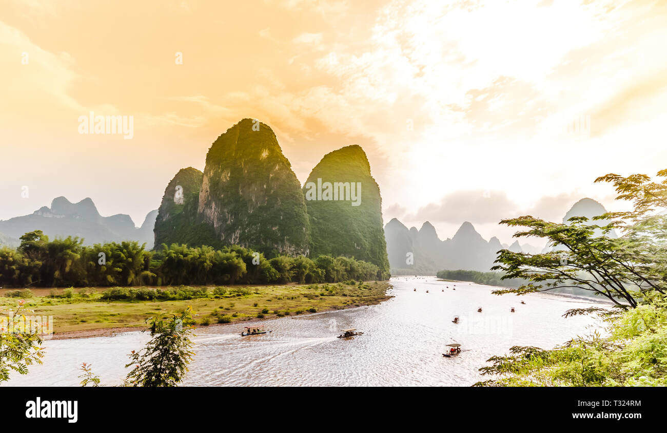 Vue sur les montagnes karstiques de calcaire et de la rivière Li en Chine Banque D'Images