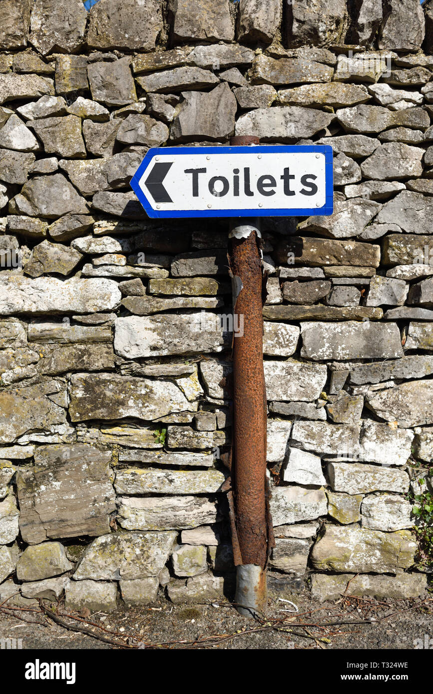 Ashford dans l'eau sur les rives de la rivière Wye dans le Derbyshire Peak District, au Royaume-Uni. Banque D'Images