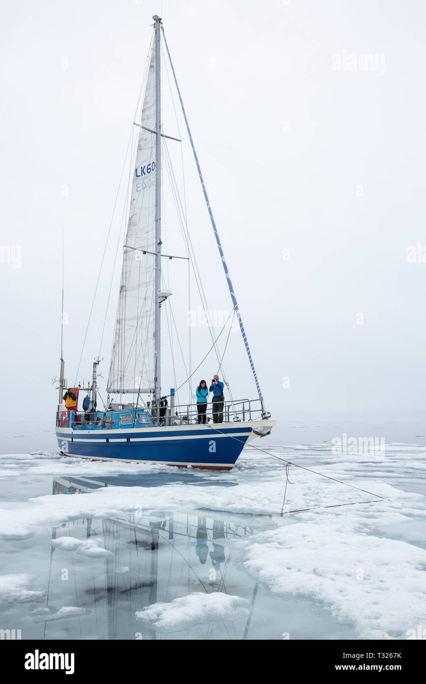 Les touristes en croisière Voilier, Spitzberg, l'océan Arctique, en Norvège Banque D'Images