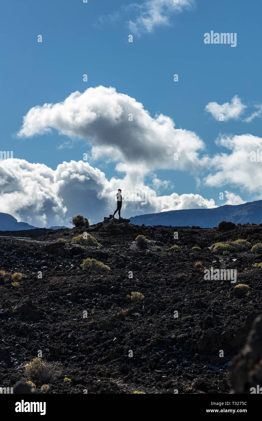 Femme en silhouette contre le ciel en autoportraits dans le Las Canadas del Teide national park Tenerife, Canaries, Espagne Banque D'Images