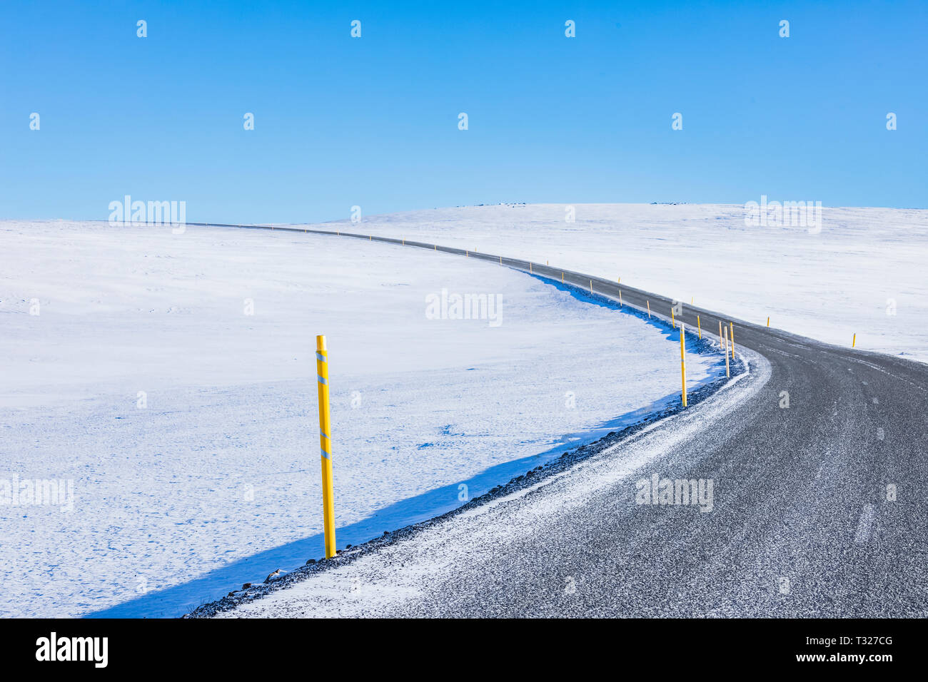 Route menant vers le haut et sur les hauts plateaux, menant de Westfjords vers la péninsule de Snæfellsnes d'Islande Banque D'Images