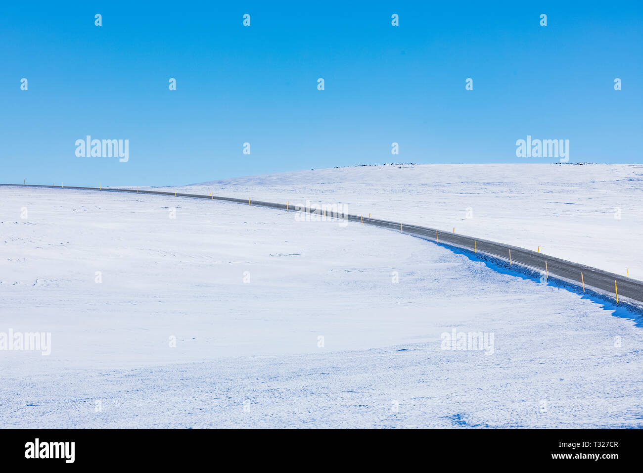 Route menant vers le haut et sur les hauts plateaux, menant de Westfjords vers la péninsule de Snæfellsnes d'Islande Banque D'Images