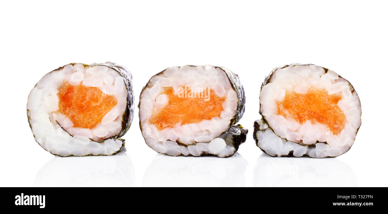 Sushi roll pièces avec du saumon, riz et nori isolé sur fond blanc. De délicieux aliments japonais Banque D'Images