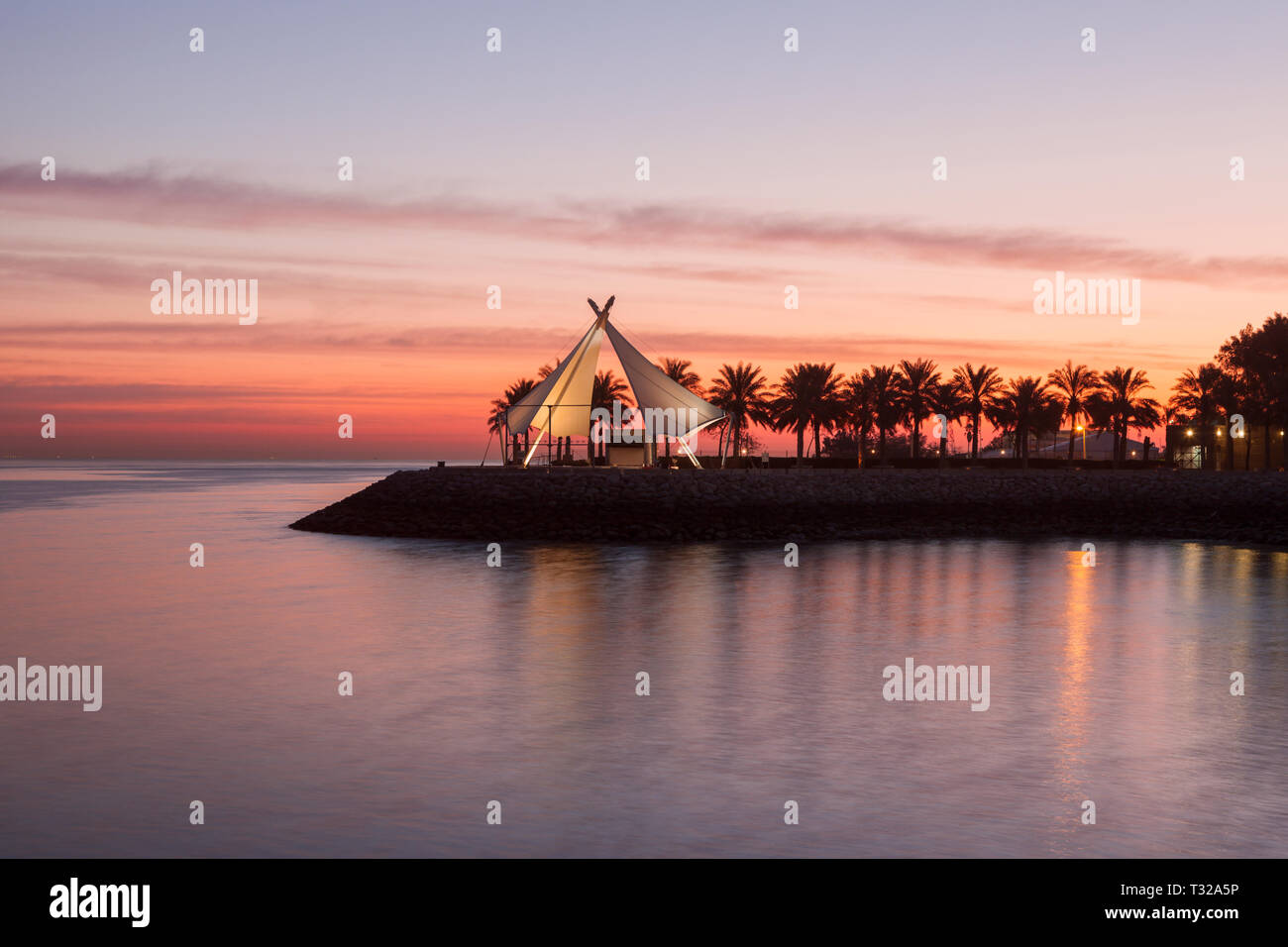 Corniche à Koweït City vu au lever du soleil. La ville de Koweït, Koweït. Banque D'Images