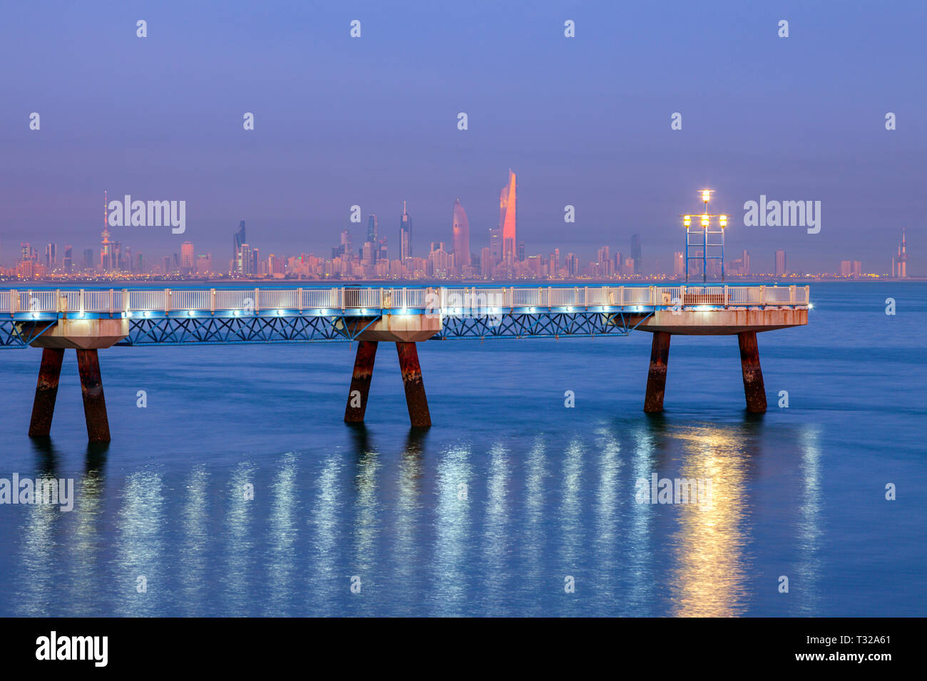 Panorama de la ville de Koweït au lever du soleil. La ville de Koweït, Koweït. Banque D'Images