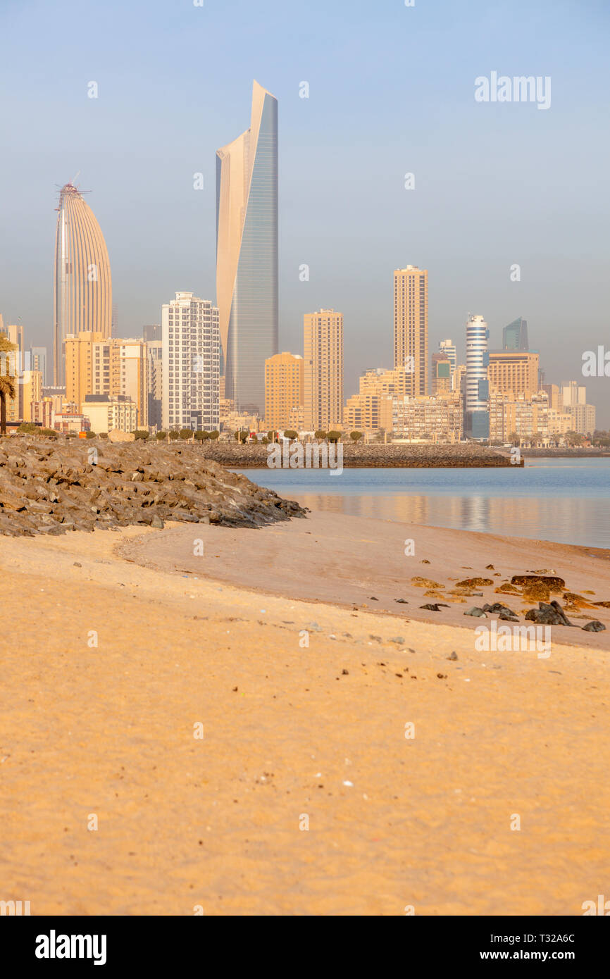 Panorama de la ville de Koweït à partir de la plage. Ville. La ville de Koweït, Koweït. Banque D'Images
