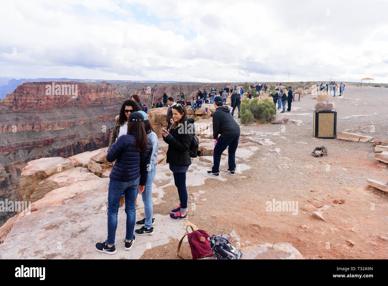 GRAND CANYON - 19 février : les touristes de prendre des photos d'Eagle Point à Grand Canyon West Rim le 19 février 2017 à Grand Canyon, AZ Banque D'Images