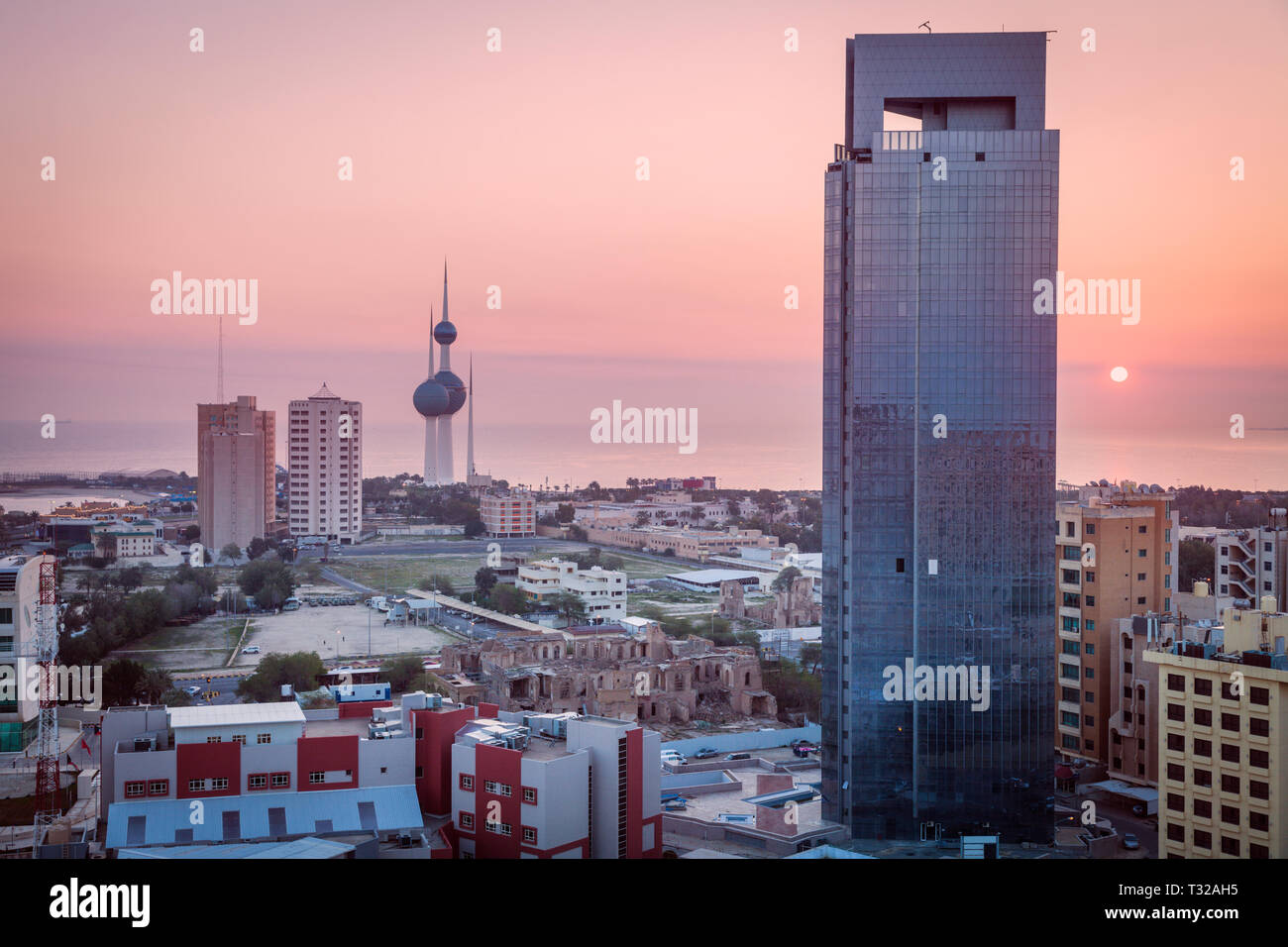 Koweït panorama au lever du soleil . La ville de Koweït, Koweït. Banque D'Images