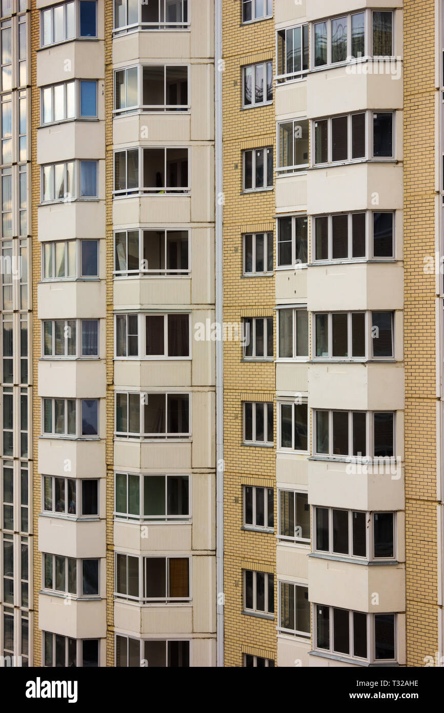 Forte concentration d'appartements dans un immeuble de grande hauteur, reflétant la vie moderne Banque D'Images