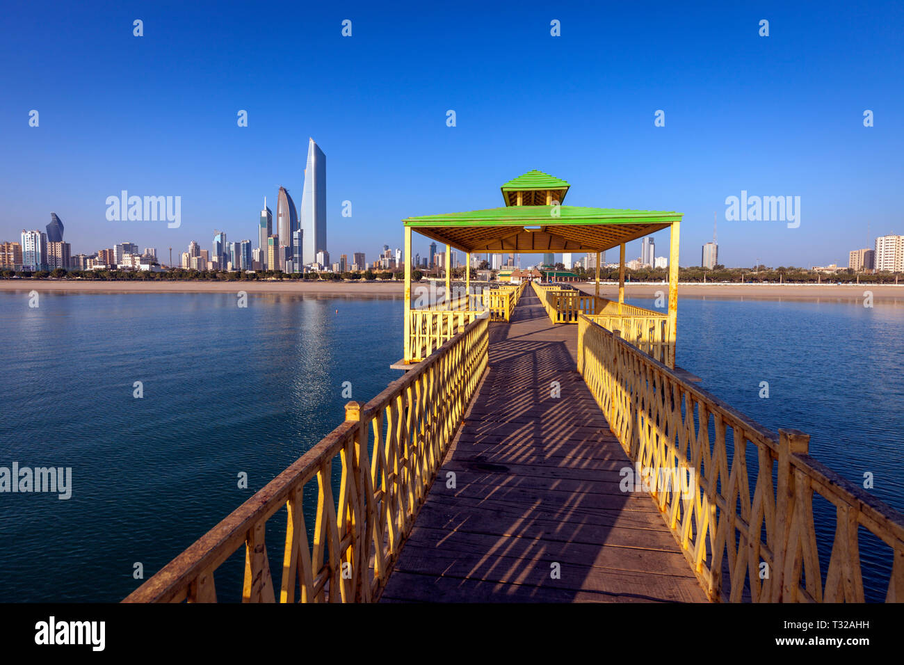 Panorama de la ville de Koweït à partir du quai de pêche. La ville de Koweït, Koweït. Banque D'Images