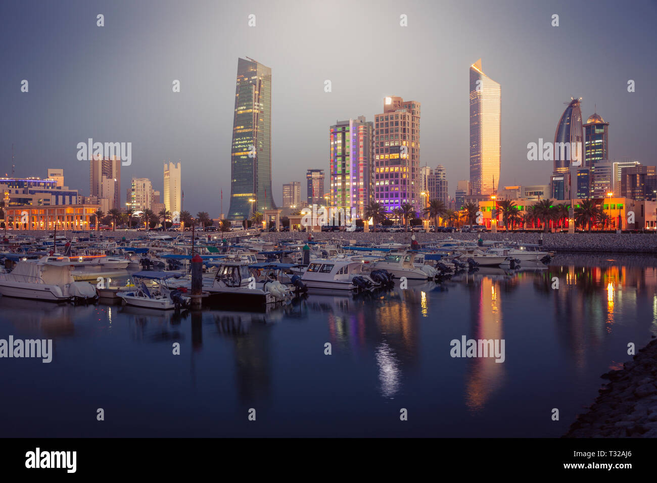 Des toits de la ville de Koweït au soir. La ville de Koweït, Koweït. Banque D'Images