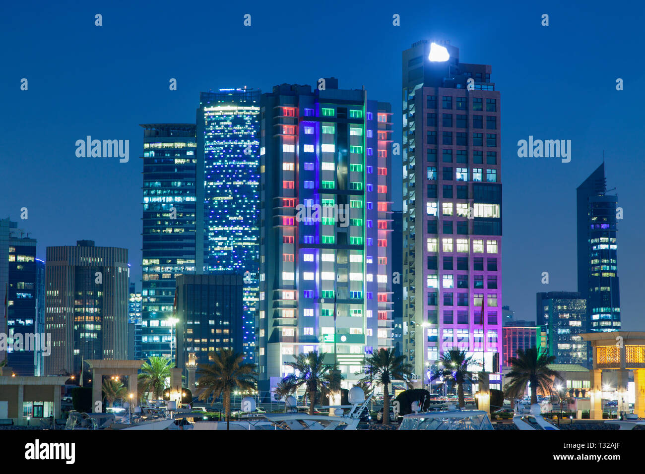 Des toits de la ville de Koweït au soir. La ville de Koweït, Koweït. Banque D'Images
