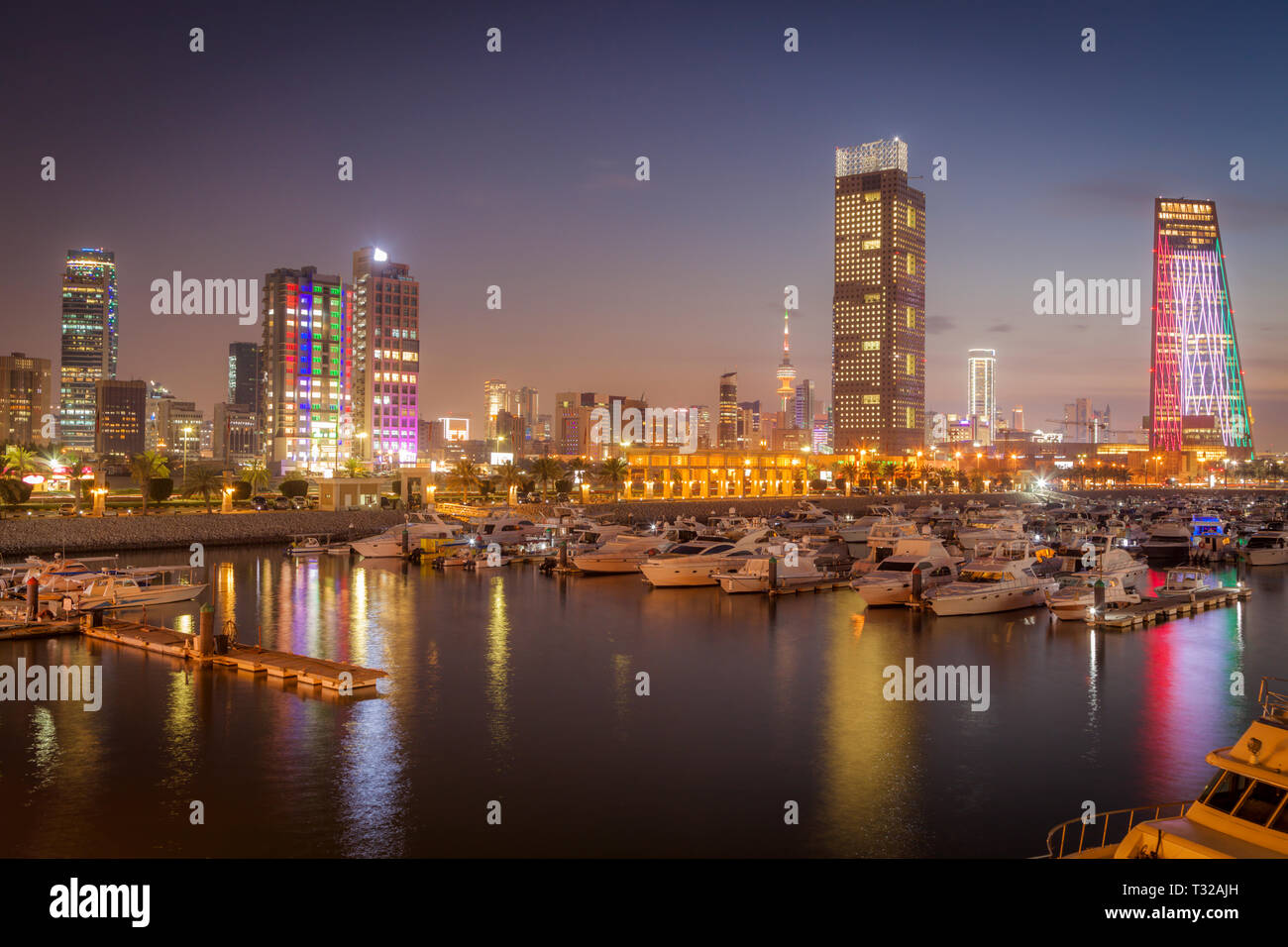 Des toits de la ville de Koweït au soir. La ville de Koweït, Koweït. Banque D'Images