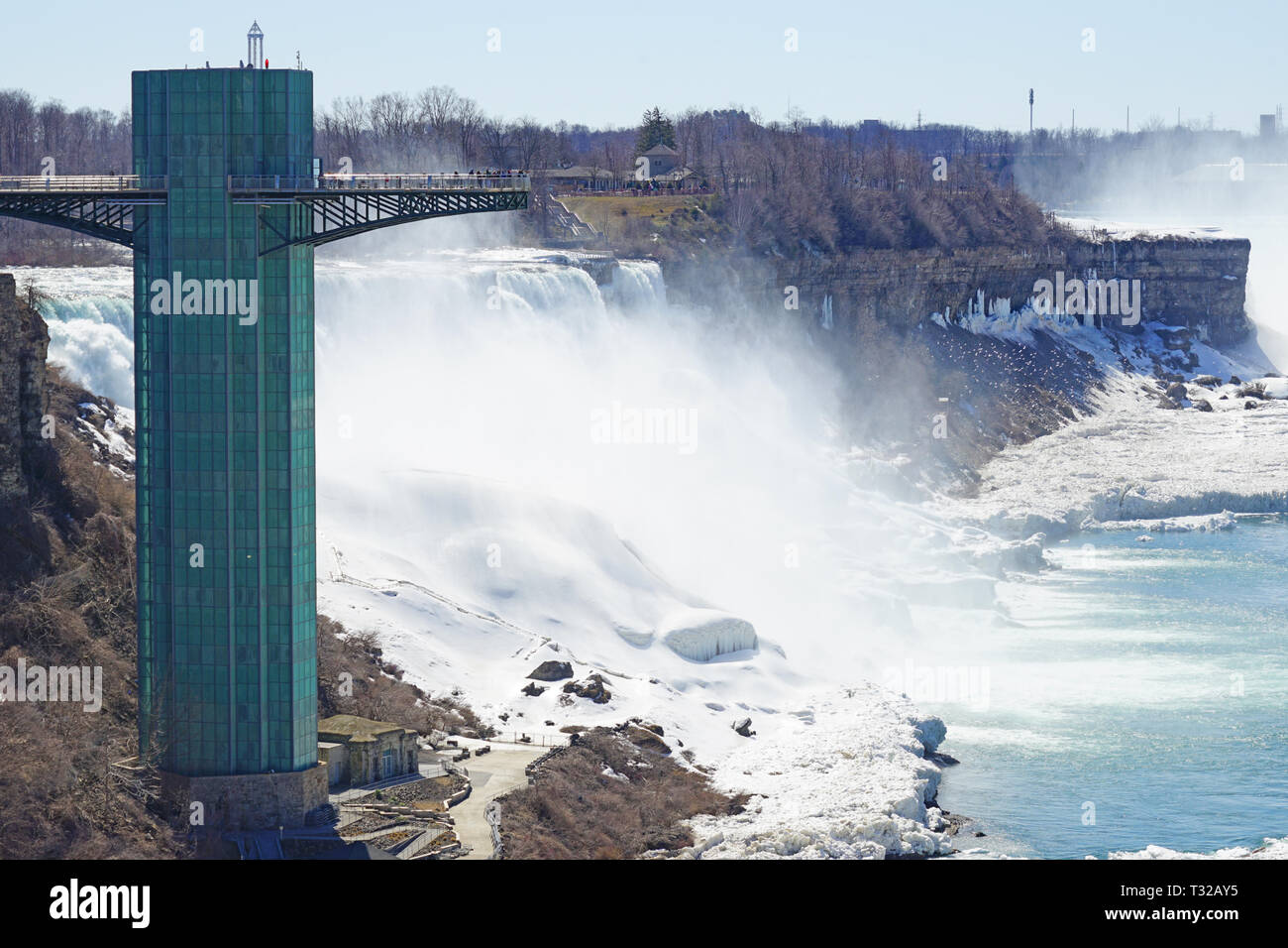 NIAGARA FALLS, NY 27 MAR 2019- Vue de la Niagara Falls Tour d'observation sur la glace et la neige gelée sur la rivière Niagara et les chutes du Niagara en Mars 2 Banque D'Images