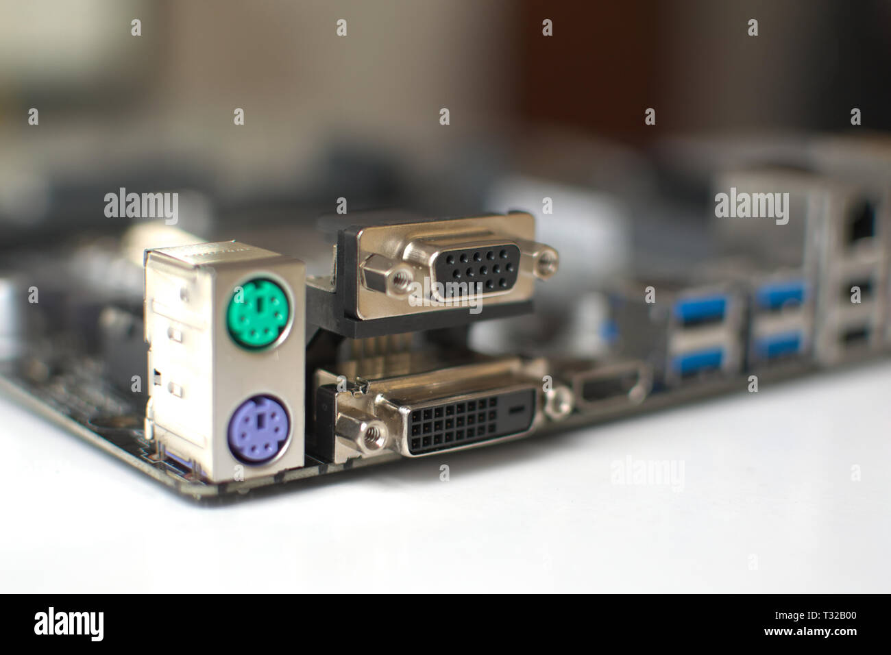 Format ATX ordinateur moderne carte mère. Composants électroniques, prises et points de soudure peut être clairement vu. Banque D'Images