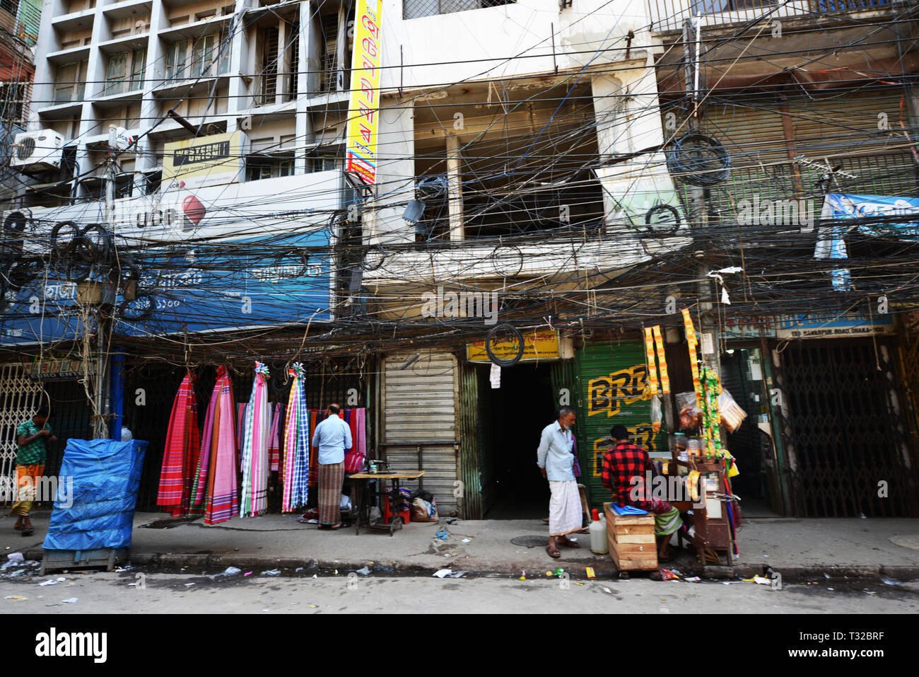 Les câbles électriques qui pèsent sur les trottoirs à Dhaka, au Bangladesh. Banque D'Images