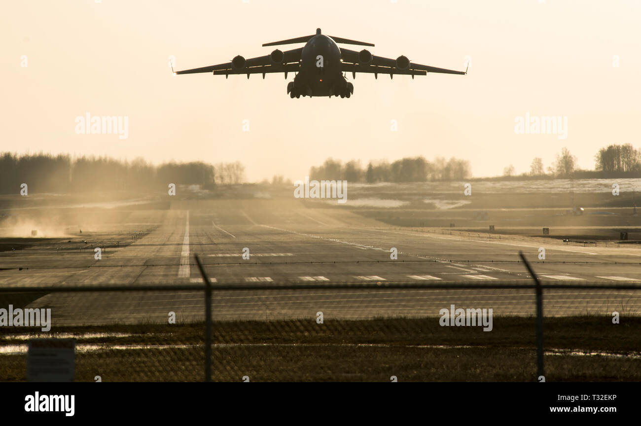 Un C-17 Globemaster III prend son envol au cours de la Force polaire 19-4 at Joint Base Elmendorf-Richardson, Alaska, 1 avril, 2019. Force polaire est un exercice de deux semaines destiné à tester la mission de JBER, de préparation et de développer les capacités militaires nécessaires pour faire face à des situations difficiles. (U.S. Air Force photo par un membre de la 1re classe Jonathan Valdes Montijo) Banque D'Images