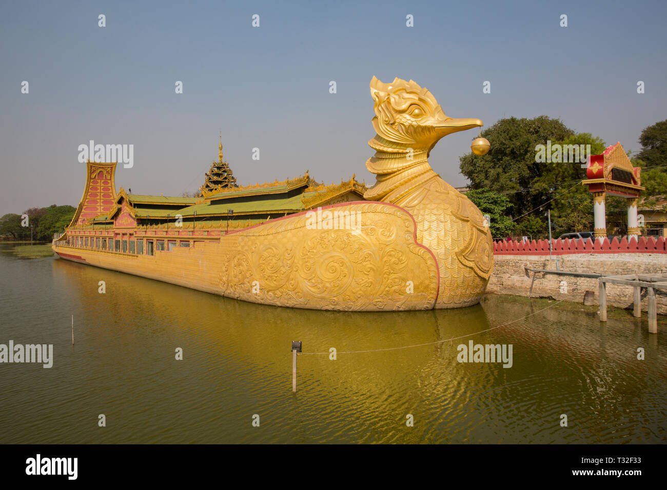 Golden Temple Canard flottant sur un lac dans la ville de Meiktila au Myanmar. Banque D'Images