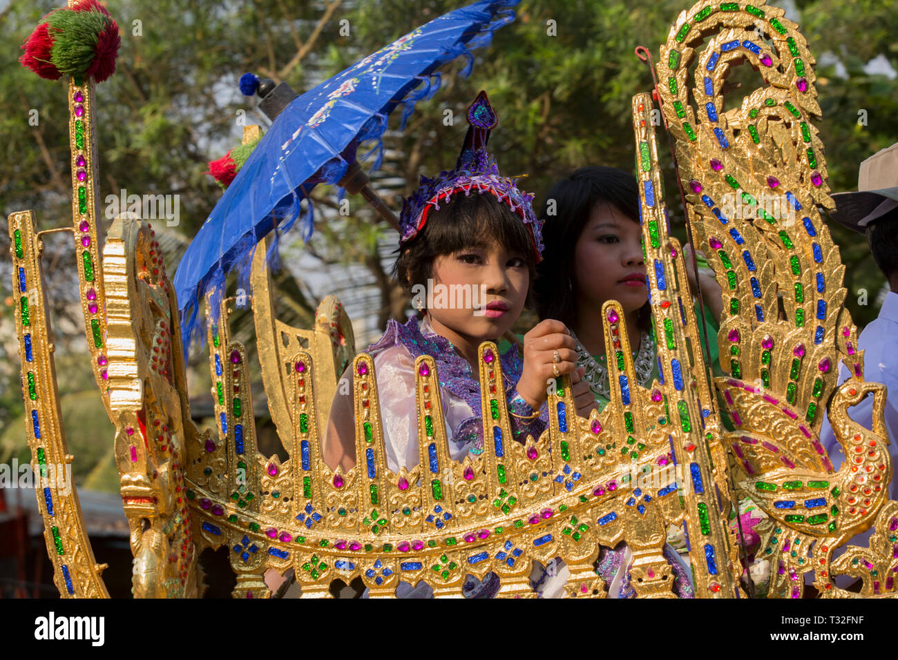 Les enfants dans une charrette ornée dans une procession bouddhiste traditionnelle Shinbyu pour l'initiation de tous les jeunes garçons de faire l'expérience d'être un bouddhiste novice m Banque D'Images