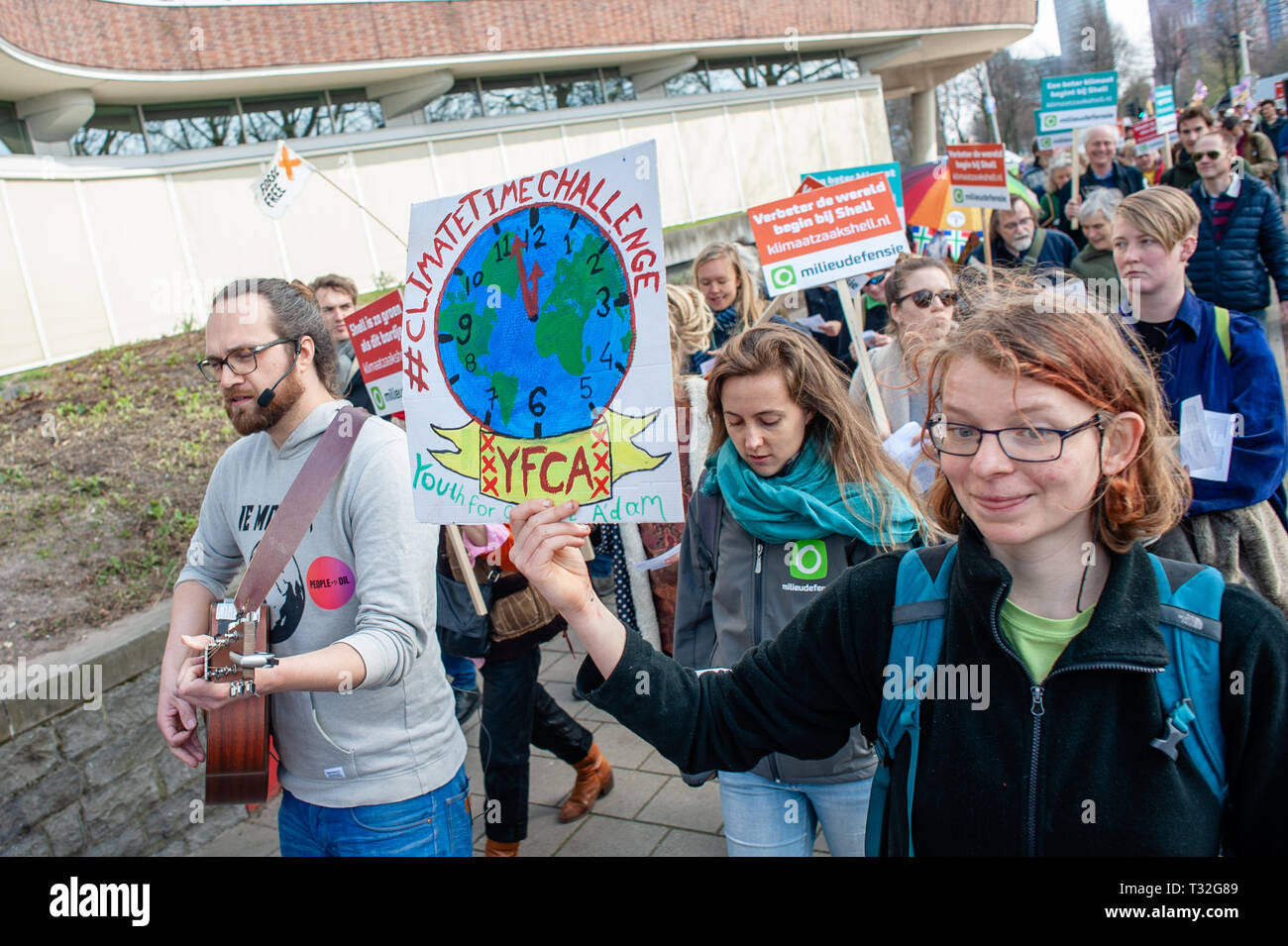 Les protestataires sont vus au cours de la lutte contre les panneaux holding Shell-démonstration. Des centaines de personnes rassemblées au Malieveld. De là, ils marchèrent jusqu'au siège de l'industrie du pétrole et du gaz société Shell pour effectuer une livraison de plus de 13 000 signatures à l'appui de citoyens néerlandais la poursuite. Ce serait une nouvelle approche juridique dans la lutte contre le changement climatique, la première poursuite de contester directement le modèle d'affaires et stratégie de croissance d'une société pétrolière. Sept organisations de l'environnement et des droits de l'homme dans les Pays-Bas sont prêts à poursuivre la Royal Dutch Shell si le géant de l'huile de r Banque D'Images