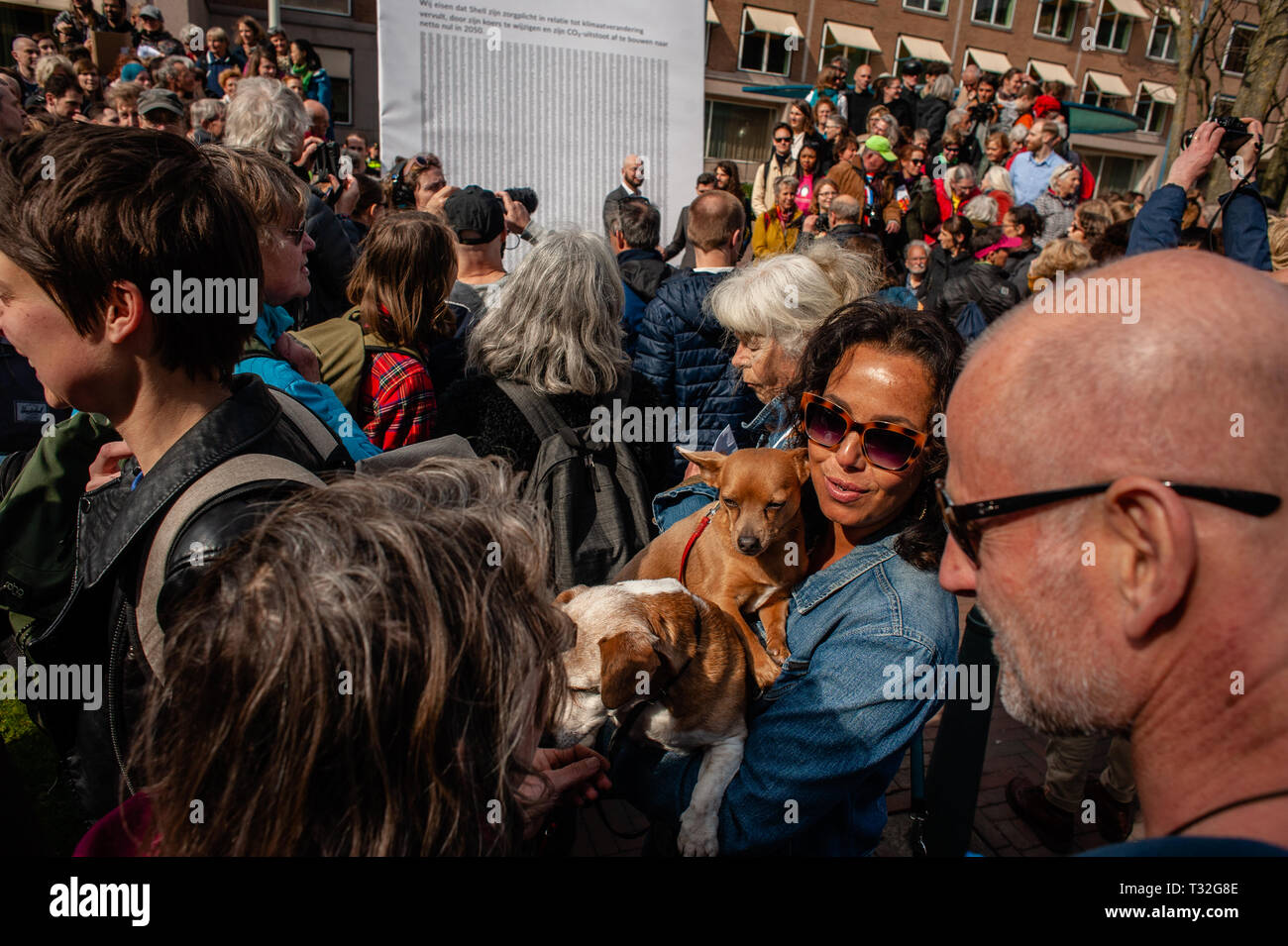 Un groupe de personnes sont considérées dans la collecte d'avant de l'immeuble Shell au cours de la protestation anti-Shell. Des centaines de personnes rassemblées au Malieveld. De là, ils marchèrent jusqu'au siège de l'industrie du pétrole et du gaz société Shell pour effectuer une livraison de plus de 13 000 signatures à l'appui de citoyens néerlandais la poursuite. Ce serait une nouvelle approche juridique dans la lutte contre le changement climatique, la première poursuite de contester directement le modèle d'affaires et stratégie de croissance d'une société pétrolière. Sept organisations de l'environnement et des droits de l'homme dans les Pays-Bas sont prêts à poursuivre la Royal Dutch Banque D'Images