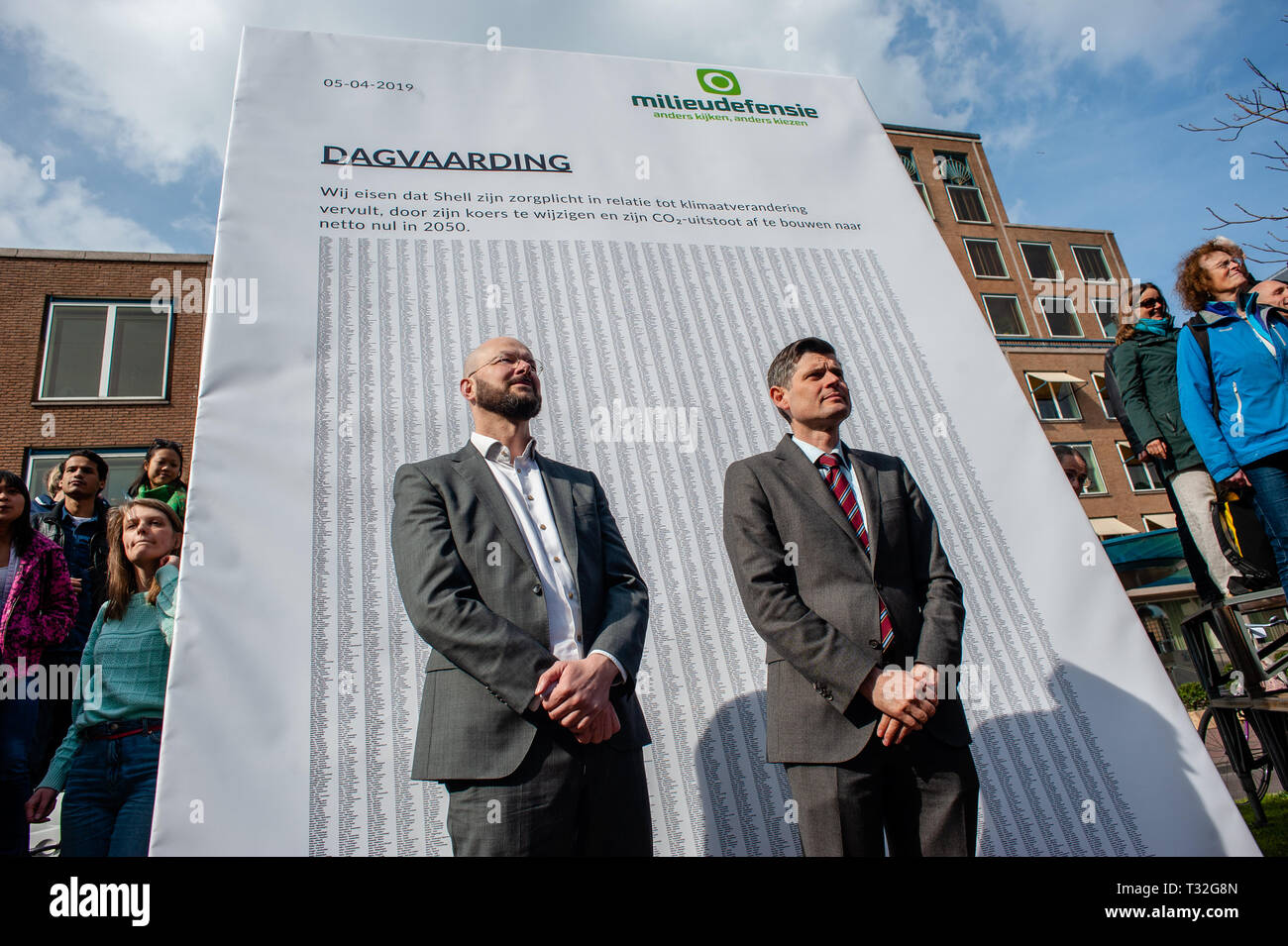 Donald Pols directeur de Milieudefensie, une organisation environnementale néerlandaise et Roger Cox, avocat pour le climat néerlandais Milieudefensie groupe, sont vus debout devant un placard plein de signatures en face de l'immeuble de la Shell au cours de l'anti-Shell démonstration. Des centaines de personnes rassemblées au Malieveld. De là, ils marchèrent jusqu'au siège de l'industrie du pétrole et du gaz société Shell pour effectuer une livraison de plus de 13 000 signatures à l'appui de citoyens néerlandais la poursuite. Ce serait une nouvelle approche juridique dans la lutte contre le changement climatique, la première poursuite de directement challe Banque D'Images