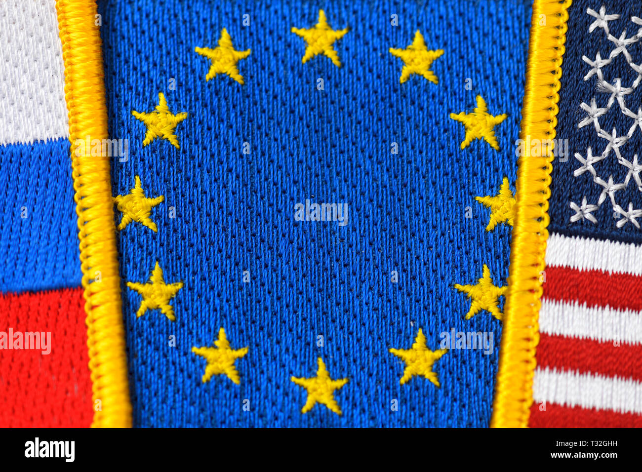 Drapeau de l'UE entre les drapeaux des Etats-Unis et de la Russie, de l'Aufkündigung INF contrat et les résultats pour l'Europe, UE-Fahne zwischen Fahnen von USA und Russlan Banque D'Images