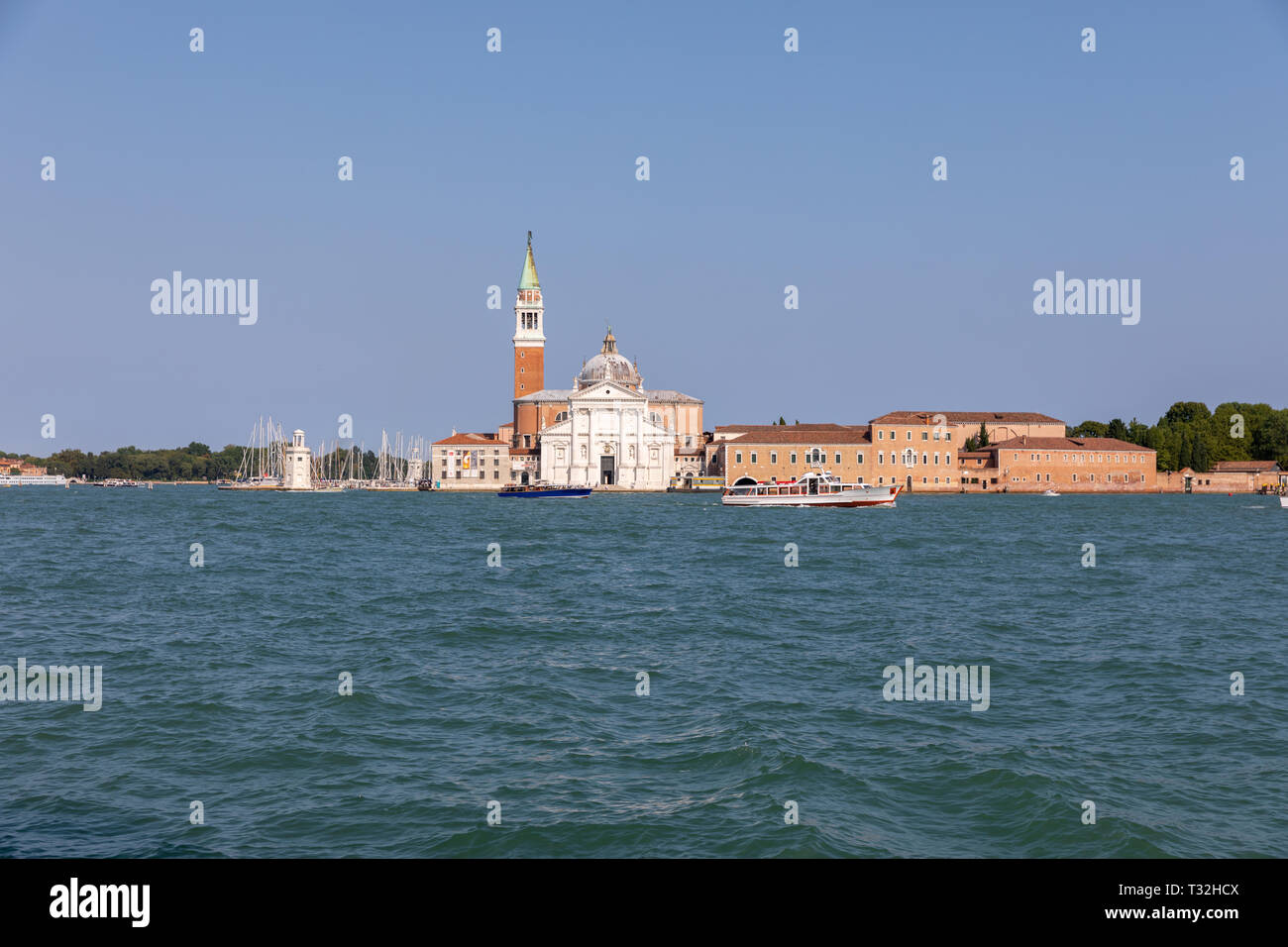 Vue panoramique sur Laguna Veneta de Venise ville et loin de l'île San Giorgio Maggiore. Paysage d'été matin jour et dramatique ciel bleu Banque D'Images