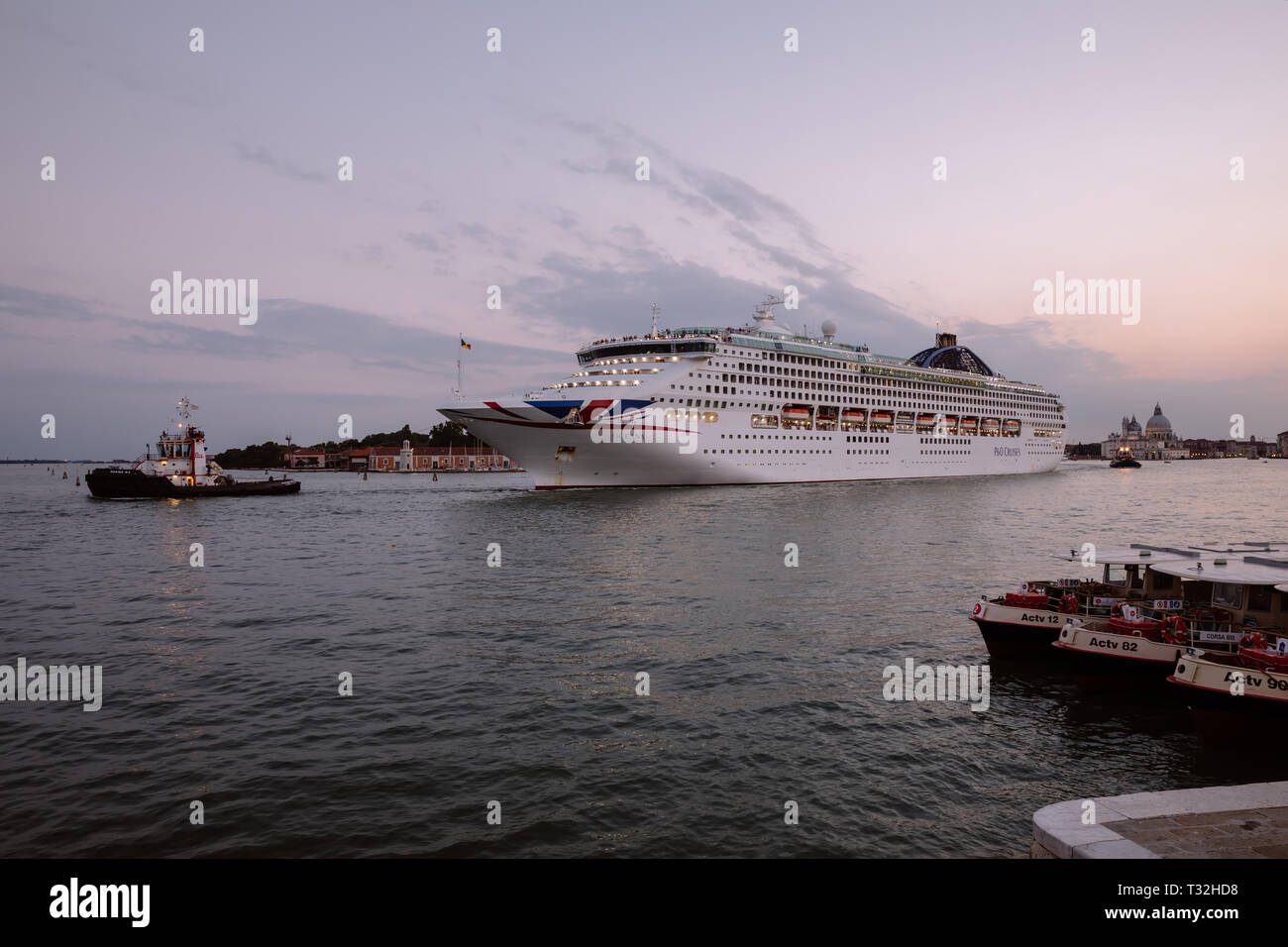 Venise, Italie - 1 juillet 2018 : vue rapprochée de liner PO Croisières à Laguna Veneta de Venise. Paysage du jour soirée d'été aux couleurs bleu et rose Banque D'Images