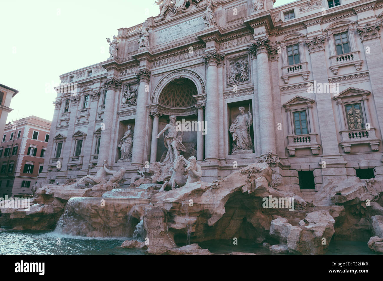 Vue panoramique sur la Fontaine de Trevi dans le quartier de Trevi à Rome, Italie. Il conçu par l'architecte italien Nicola Salvi et achevé par Giuseppe Pannini Banque D'Images