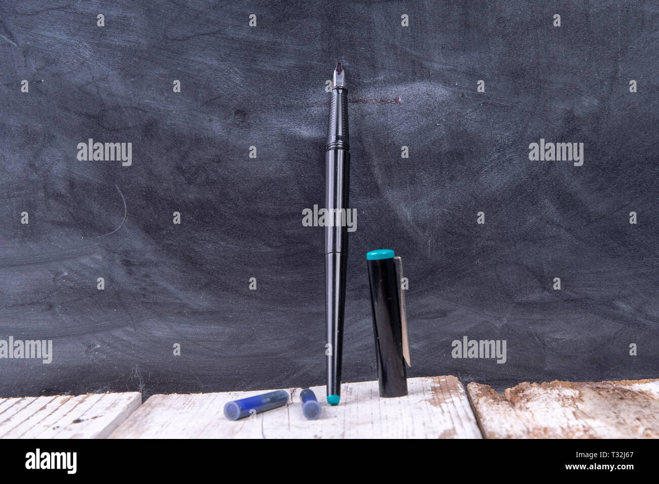 Stylo plume avec cartouches d'ouvrir avec couvercle et blackboard Banque D'Images