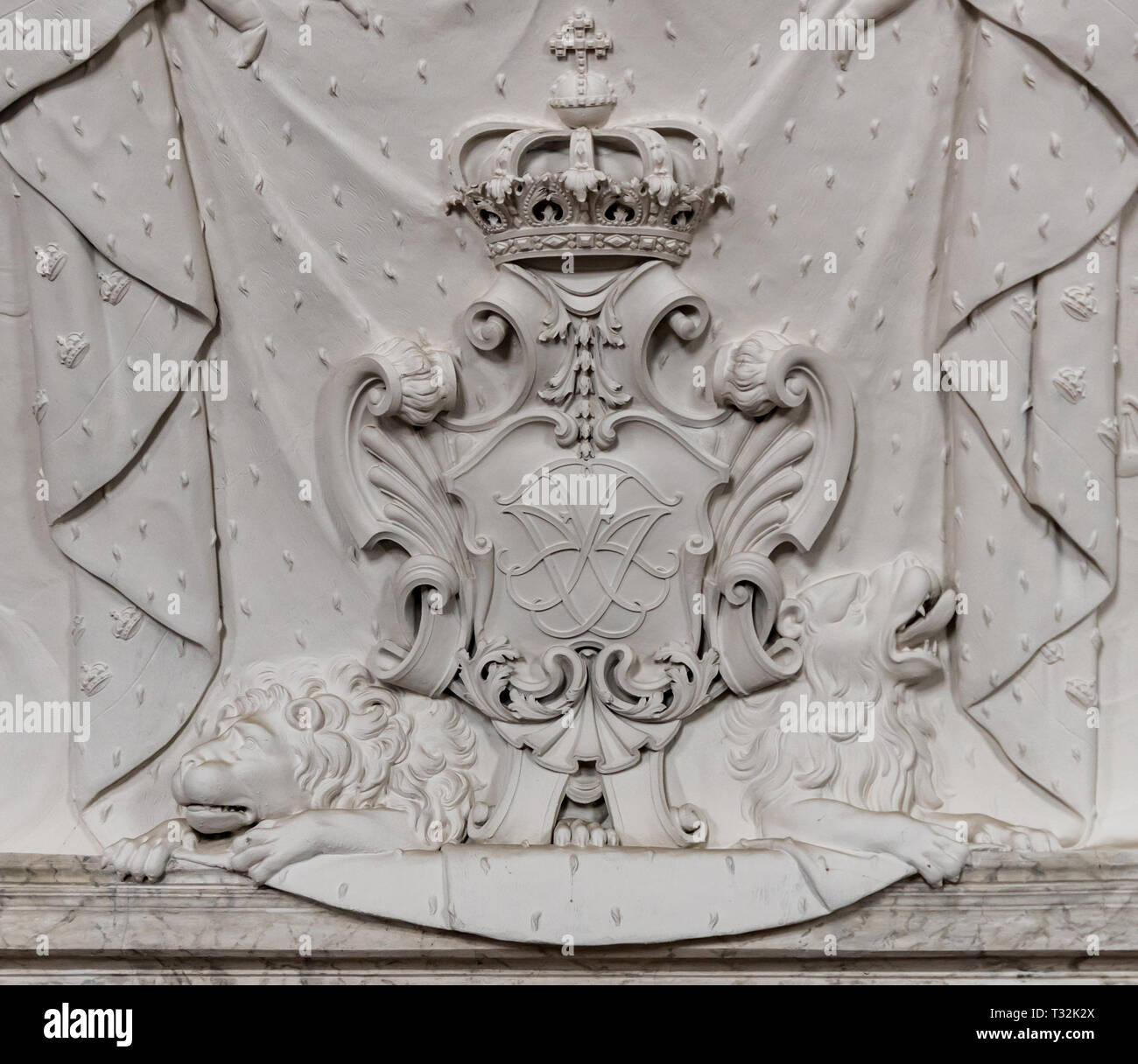 Détail de deux lions couchés au pied d'un cimier royal en relief en stuc sur le plafond de la salle des chevaliers au château de Rosenborg Banque D'Images