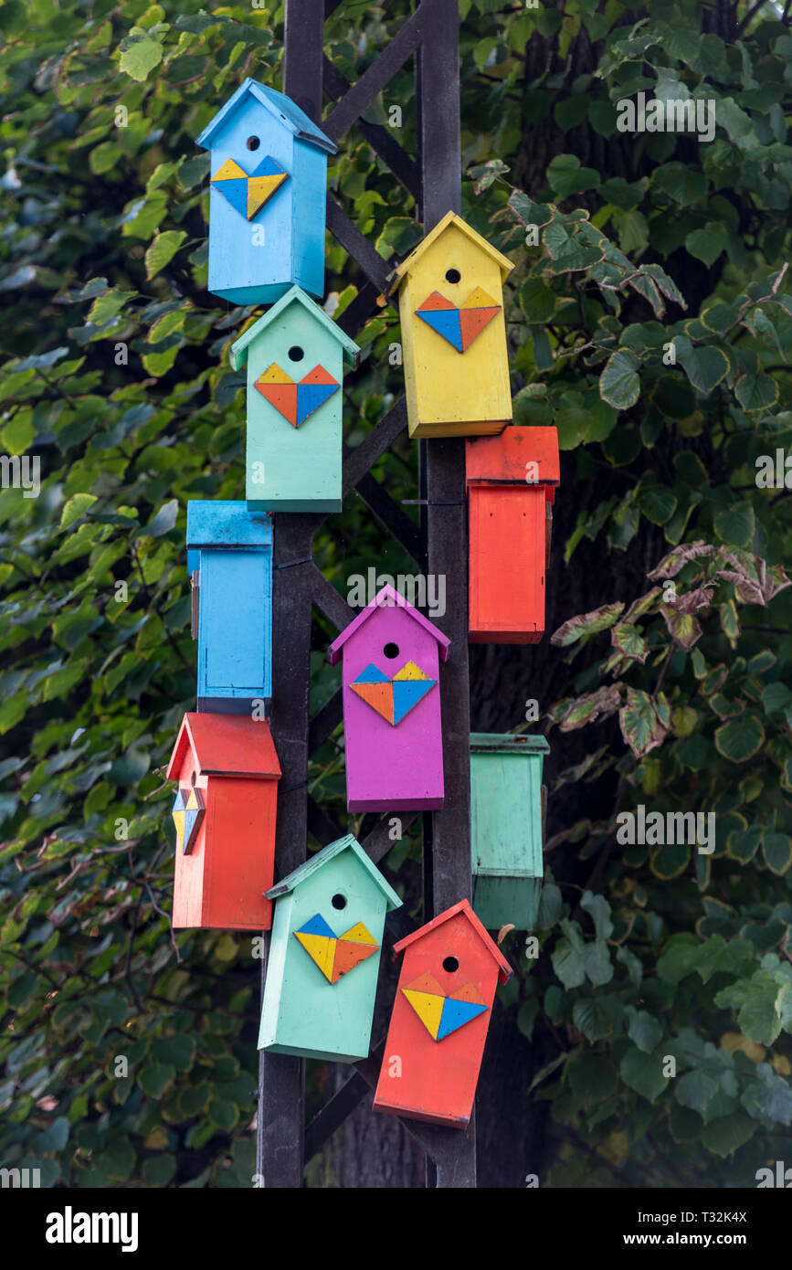 Une collection de boîtes d'oiseaux colorés dans Landemaerket (Landmark) à Copenhague Banque D'Images