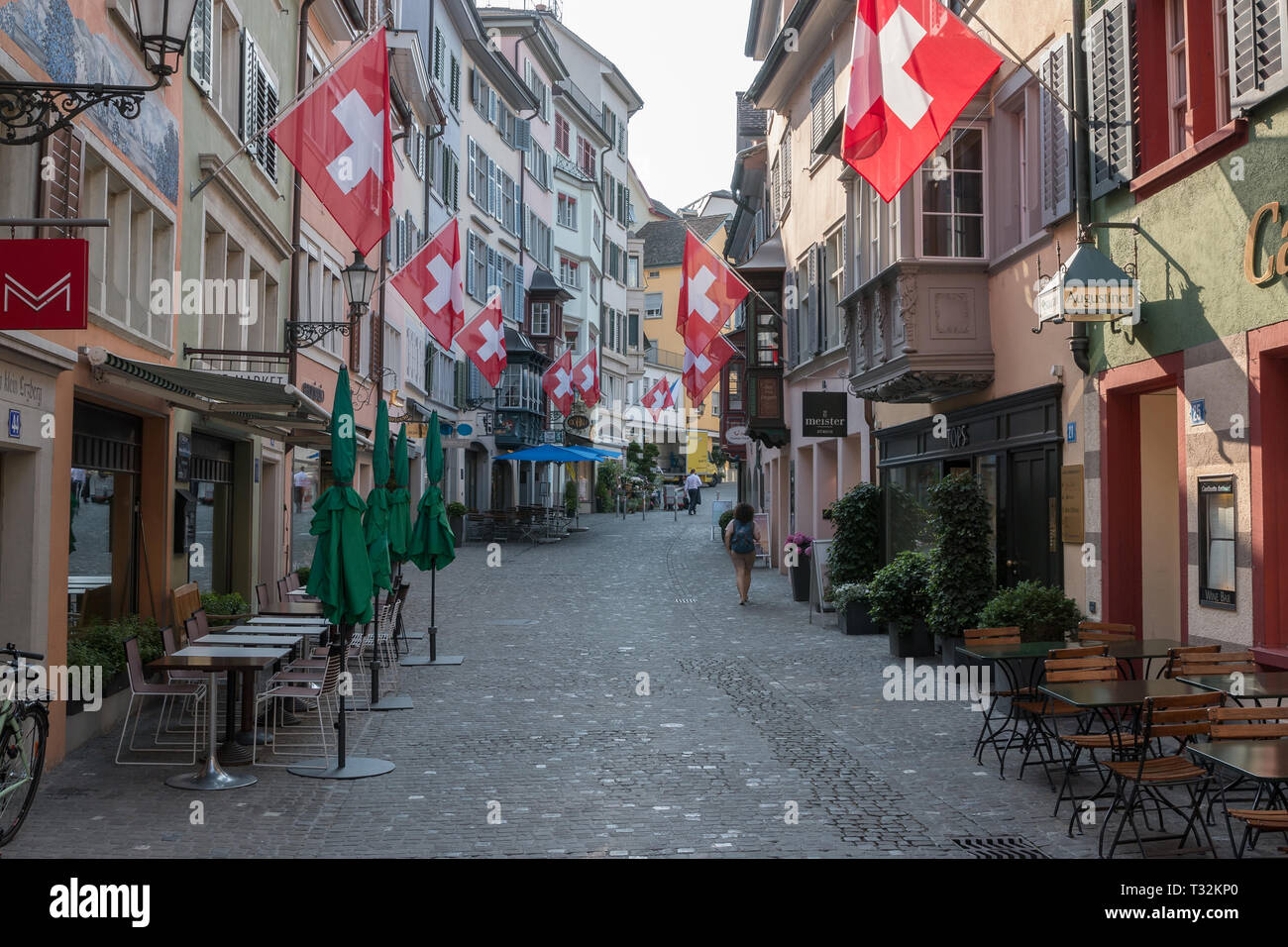 Zurich, Suisse - 19 juin 2017 : Promenade à travers les vieux bâtiments dans le centre historique de la ville de Zurich. Journée d'été avec ciel bleu Banque D'Images