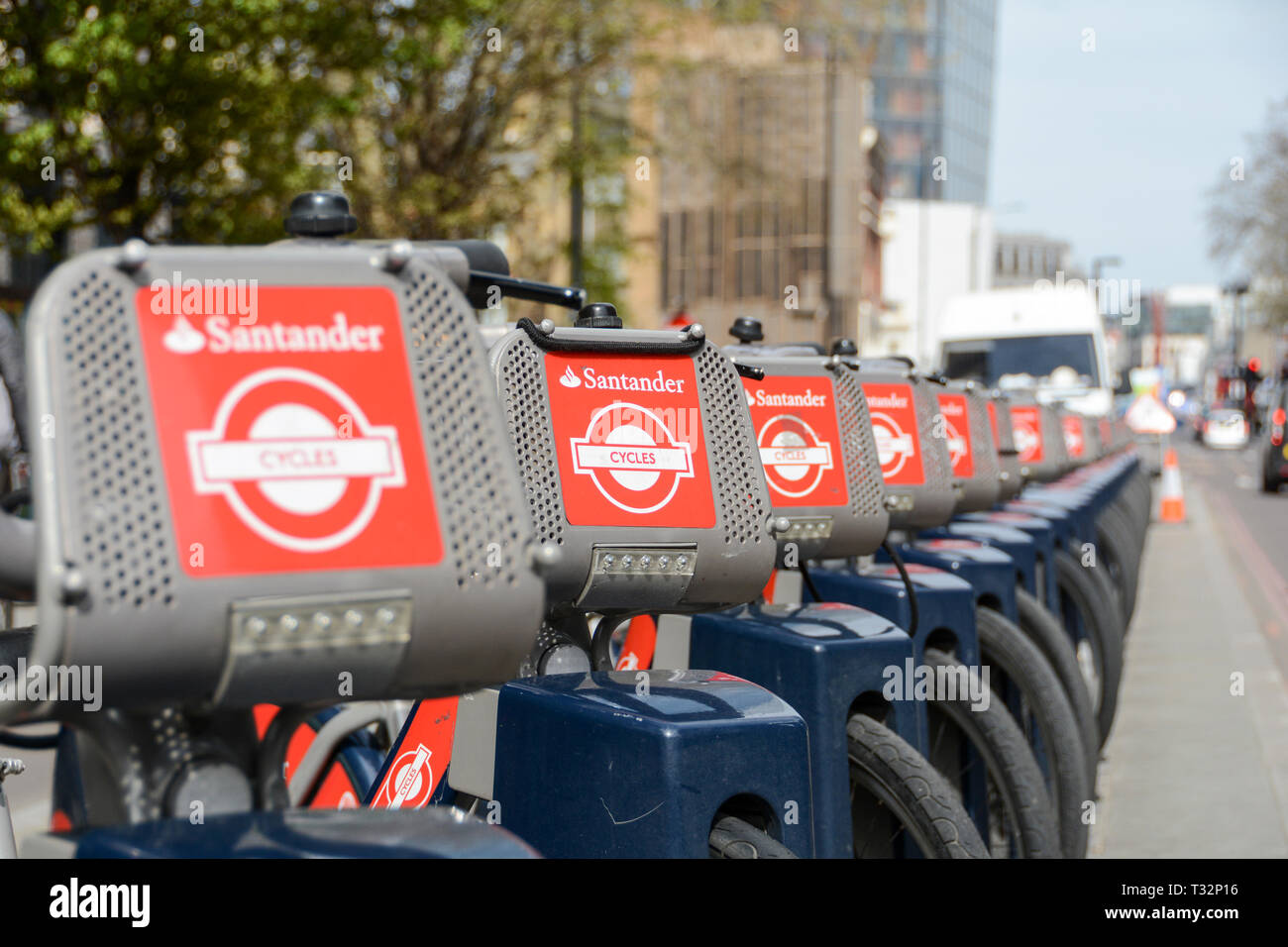 Une rangée de vélos garés dans une station d'Santander sur Blackfriars Bridge Road, Londres, UK Banque D'Images