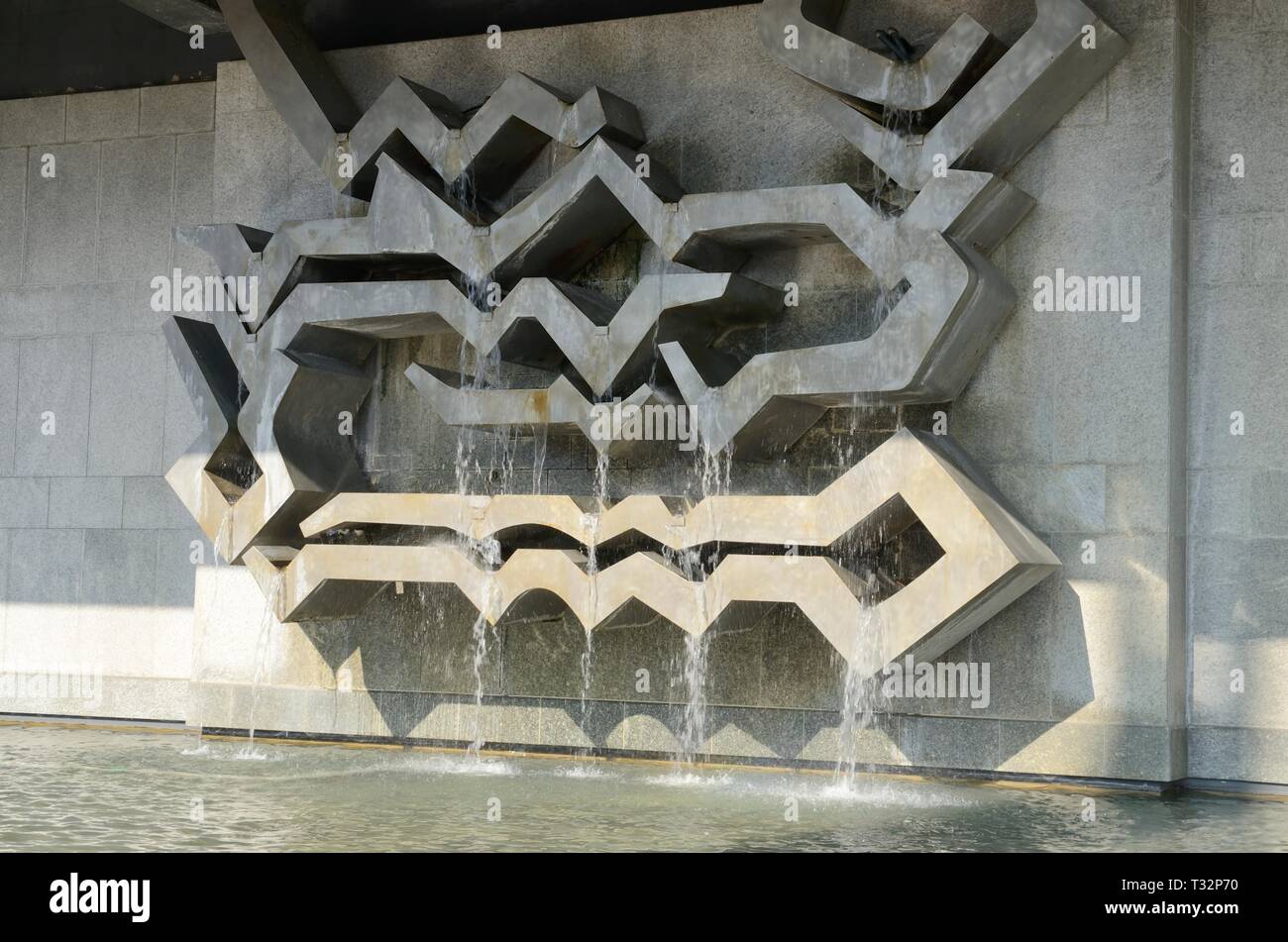 Bruxelles, Belgique - le 29 mars 2019 : fontaine sculpturale à proximité de la gare au sud de Bruxelles, Belgique. Banque D'Images