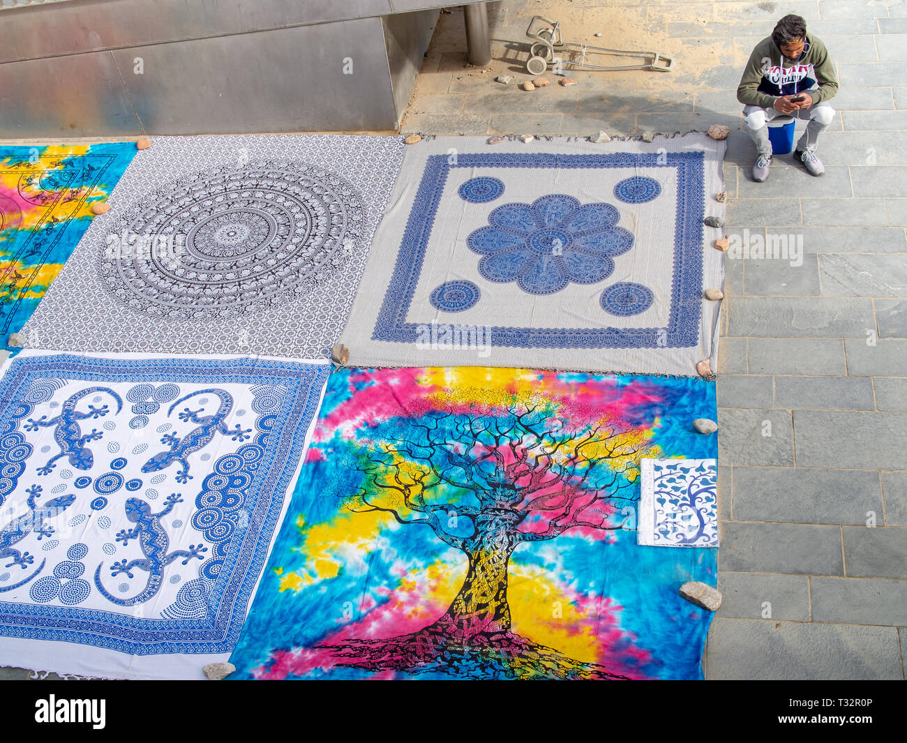 Barcelone, Espagne-14 mars 2019 : des réfugiés africains du vendeur de tapis sur la plage de la Barceloneta Banque D'Images