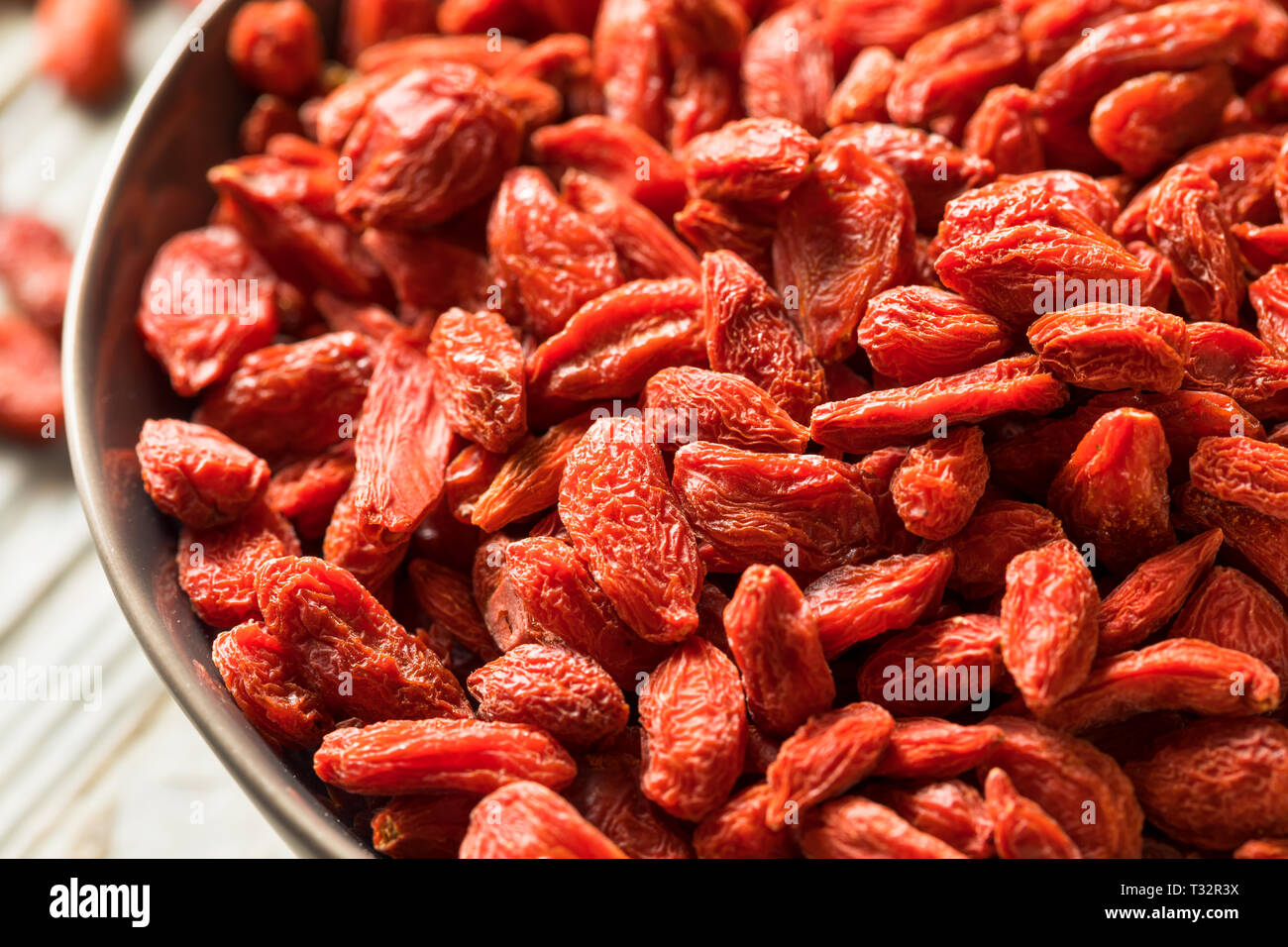 Matières organiques de Goji rouge dans un bol Banque D'Images
