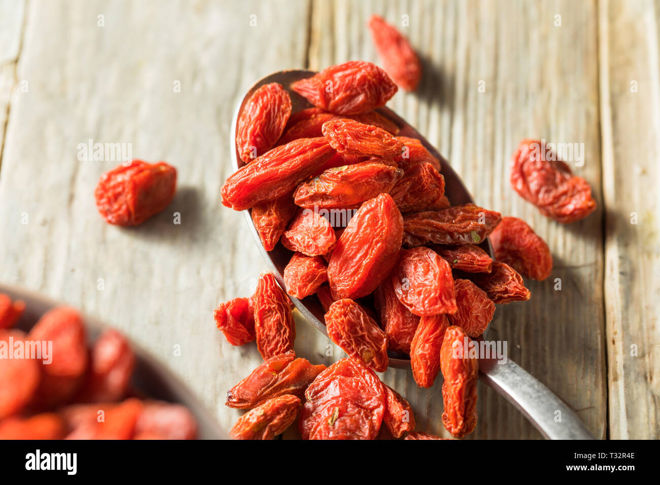 Matières organiques de Goji rouge dans un bol Banque D'Images